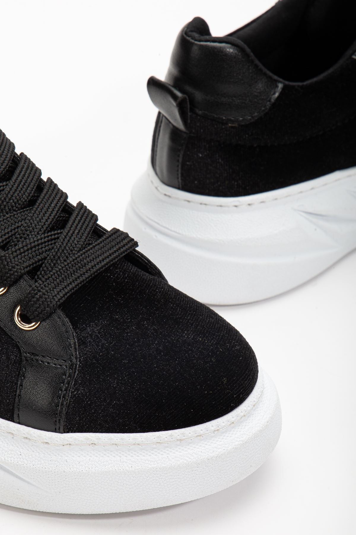 Nerina Siyah Kadife Kalın Tabanlı Gold Detaylı Sneakers