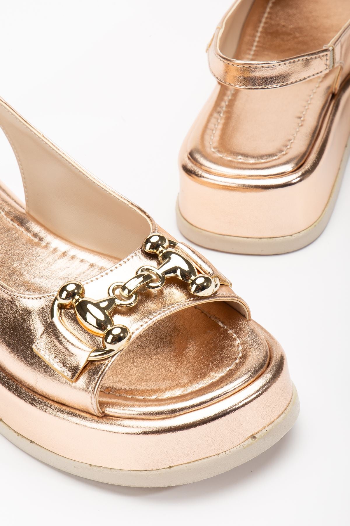 Cisela Rose Gold Parlak Cilt Toka Detaylı Sandalet