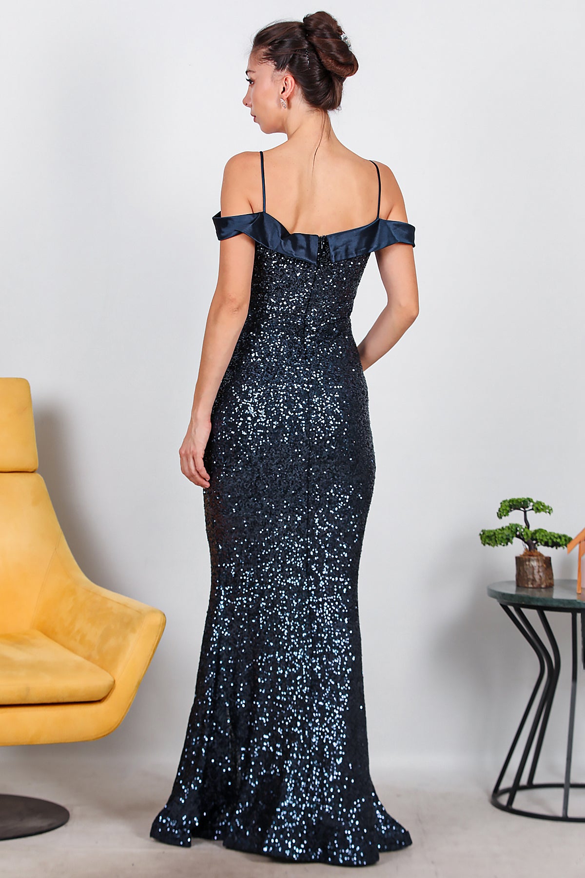 Kadın Saten Yaka Detaylı Uzun Pullu Abiye  Lacivert