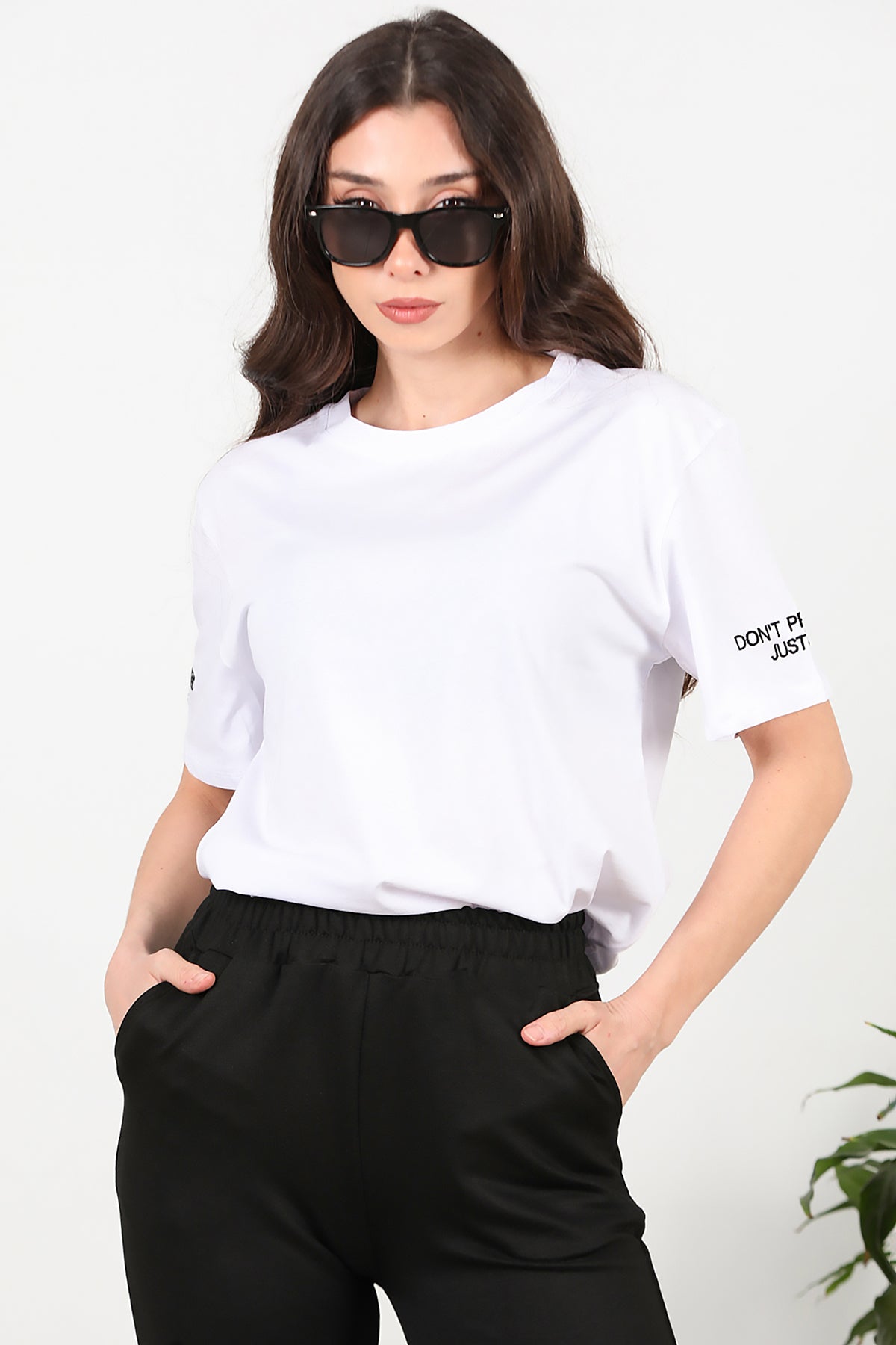 Kadın Kolları Yazı Nakışlı T-shirt Beyaz