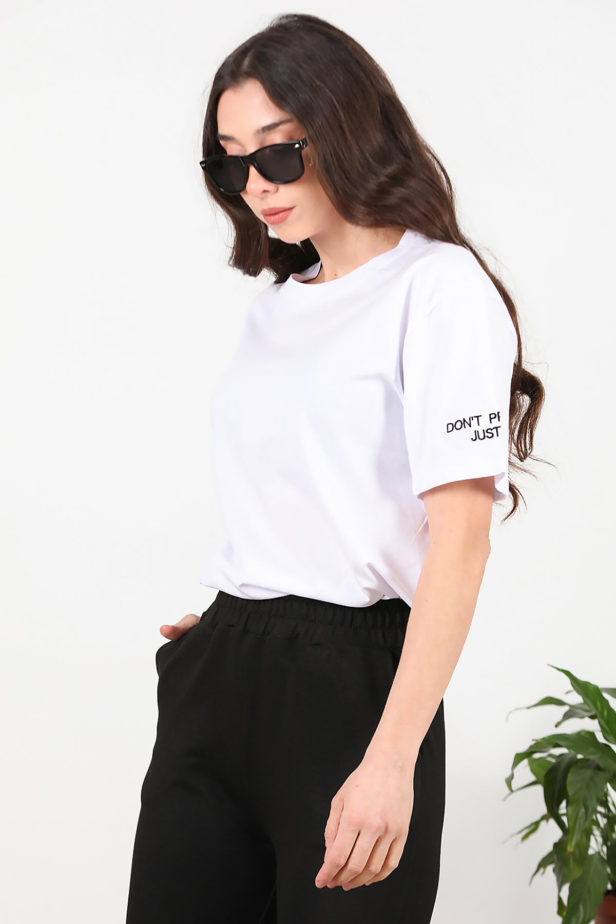 Kadın Kolları Yazı Nakışlı T-shirt Beyaz