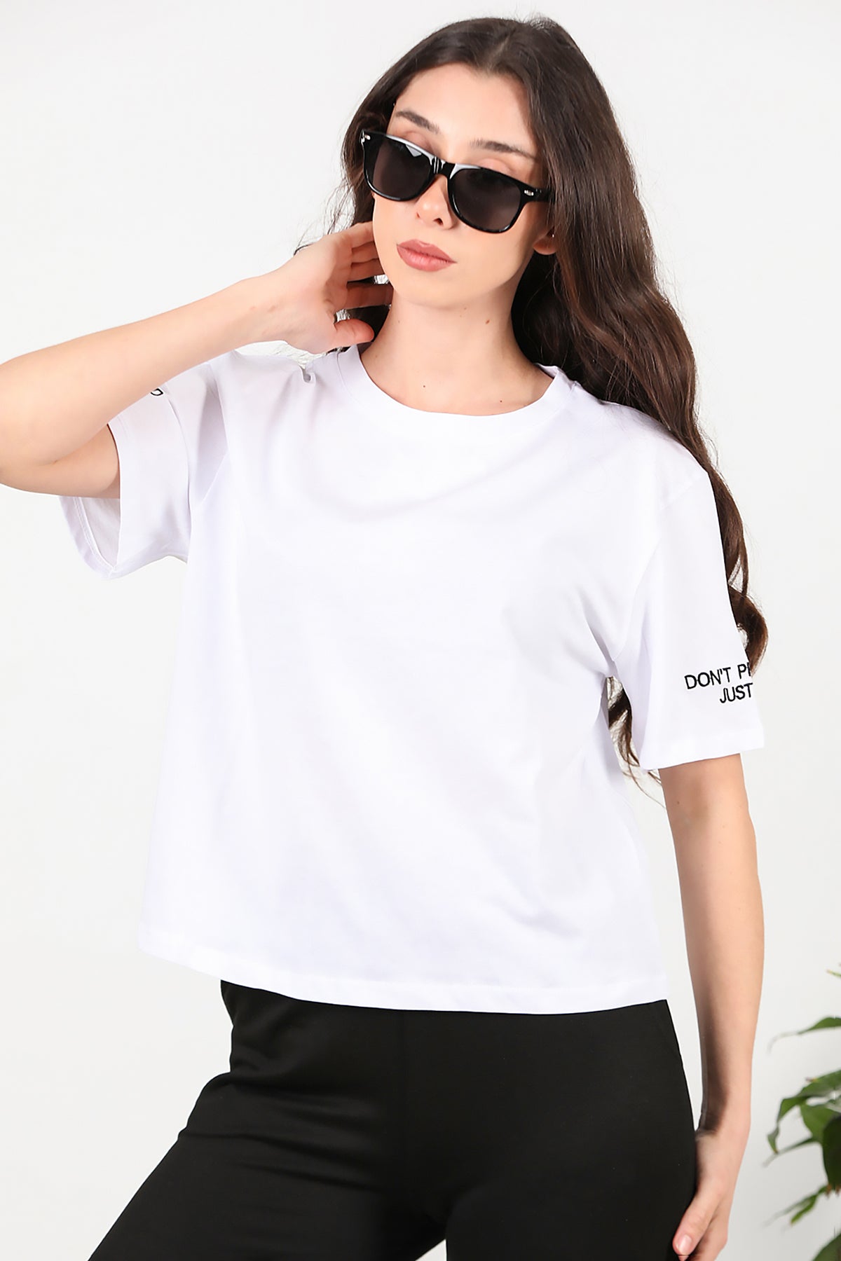 Kadın Kolları Yazı Nakışlı T-shirt Beyaz