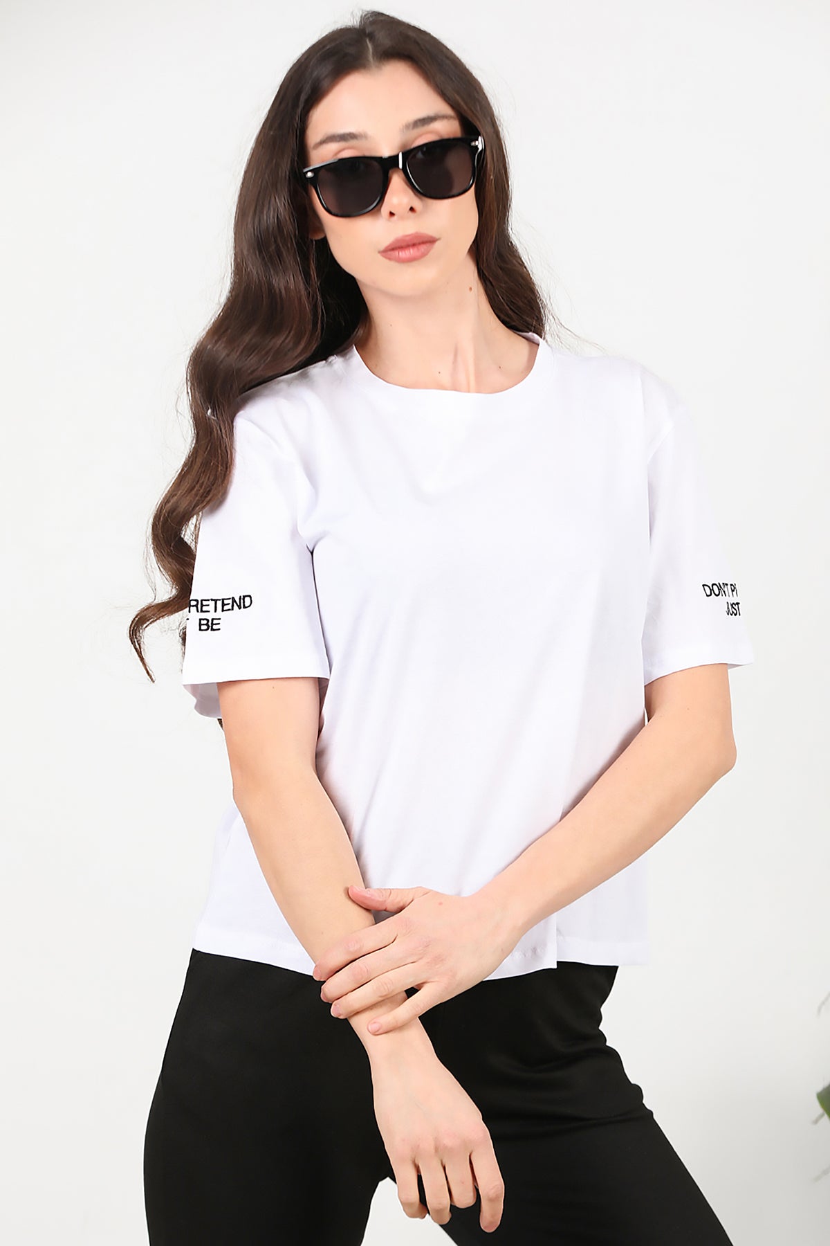 Kadın Kolları Yazı Nakışlı T-shirt Beyaz