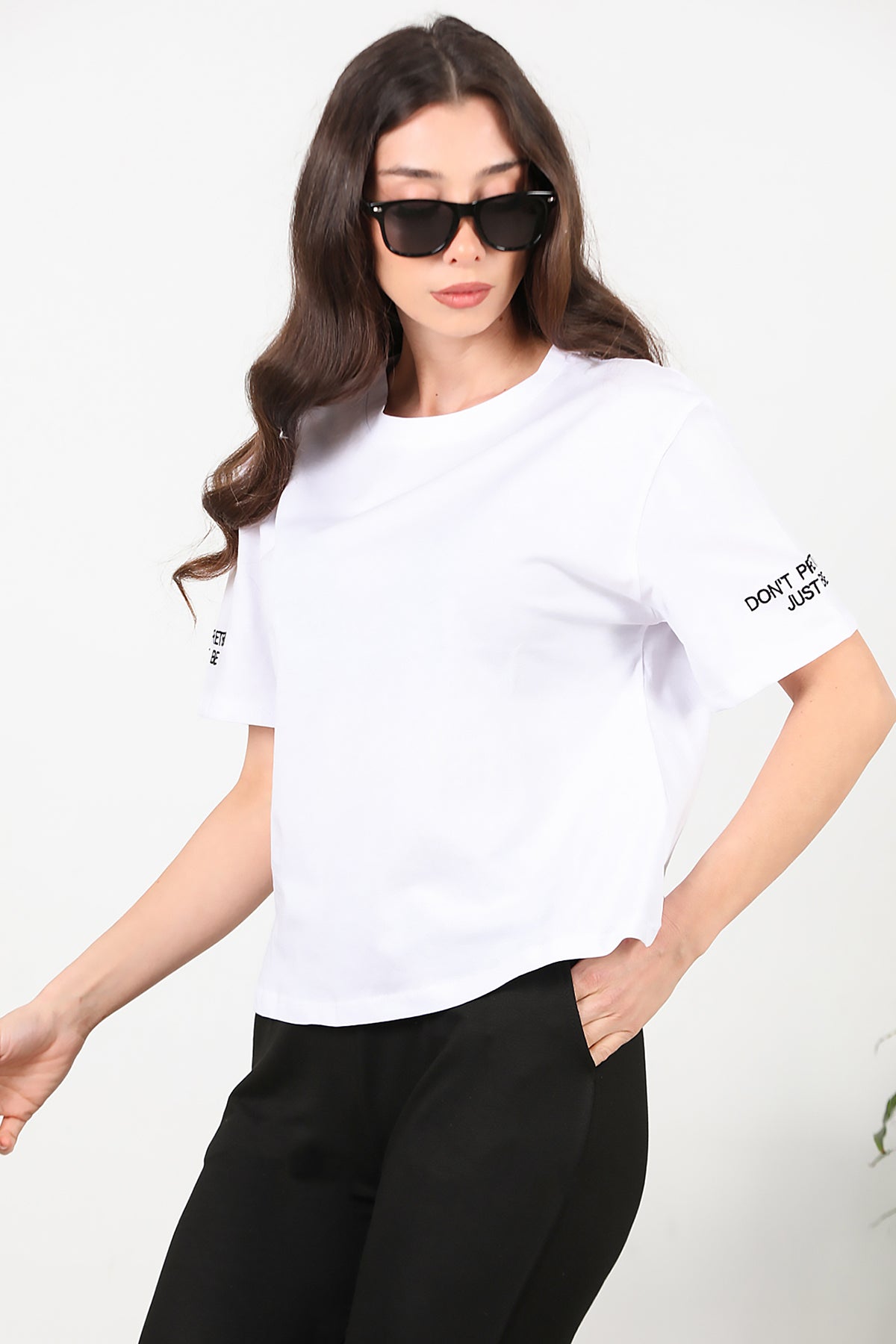 Kadın Kolları Yazı Nakışlı T-shirt Beyaz