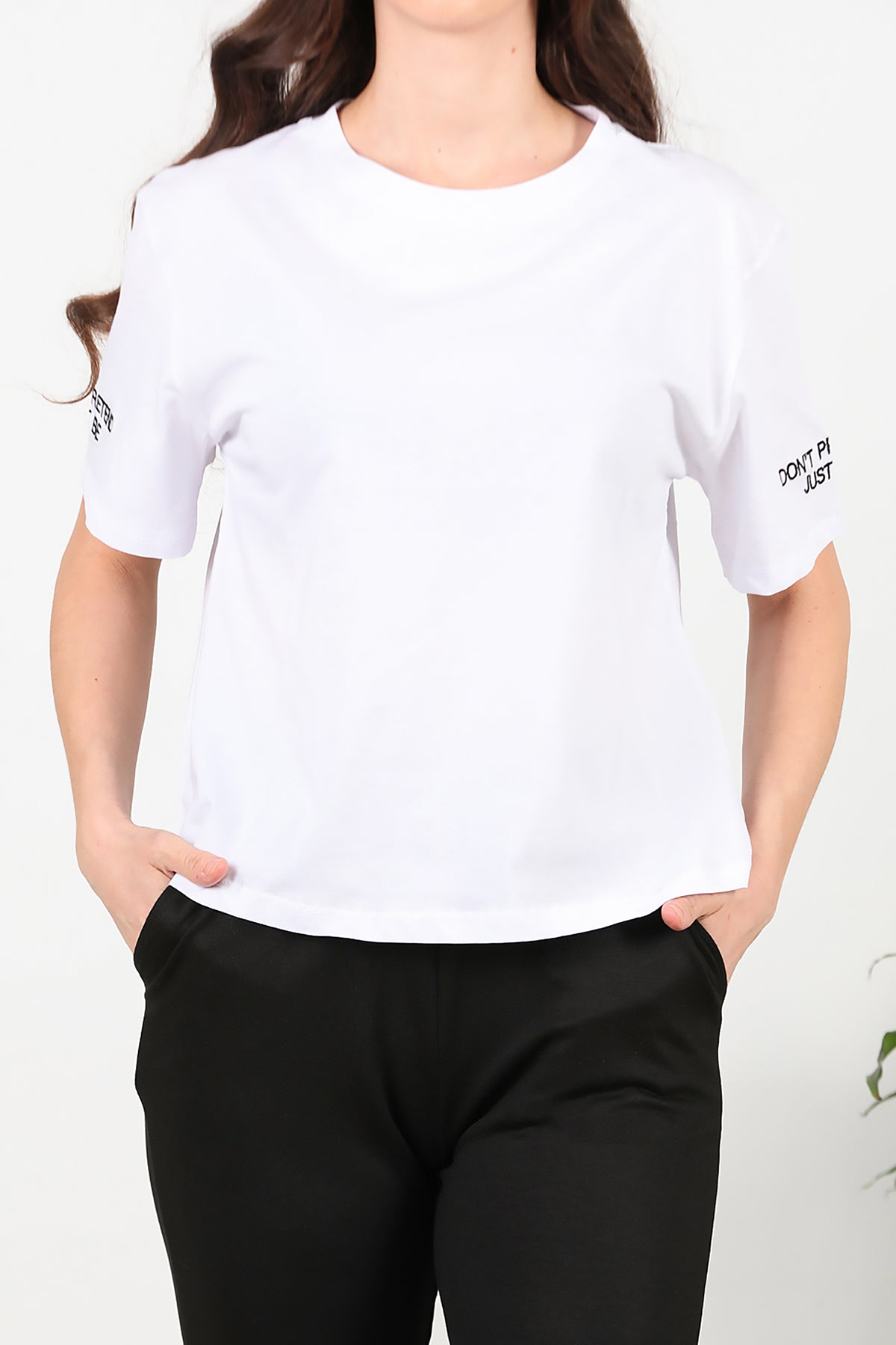 Kadın Kolları Yazı Nakışlı T-shirt Beyaz
