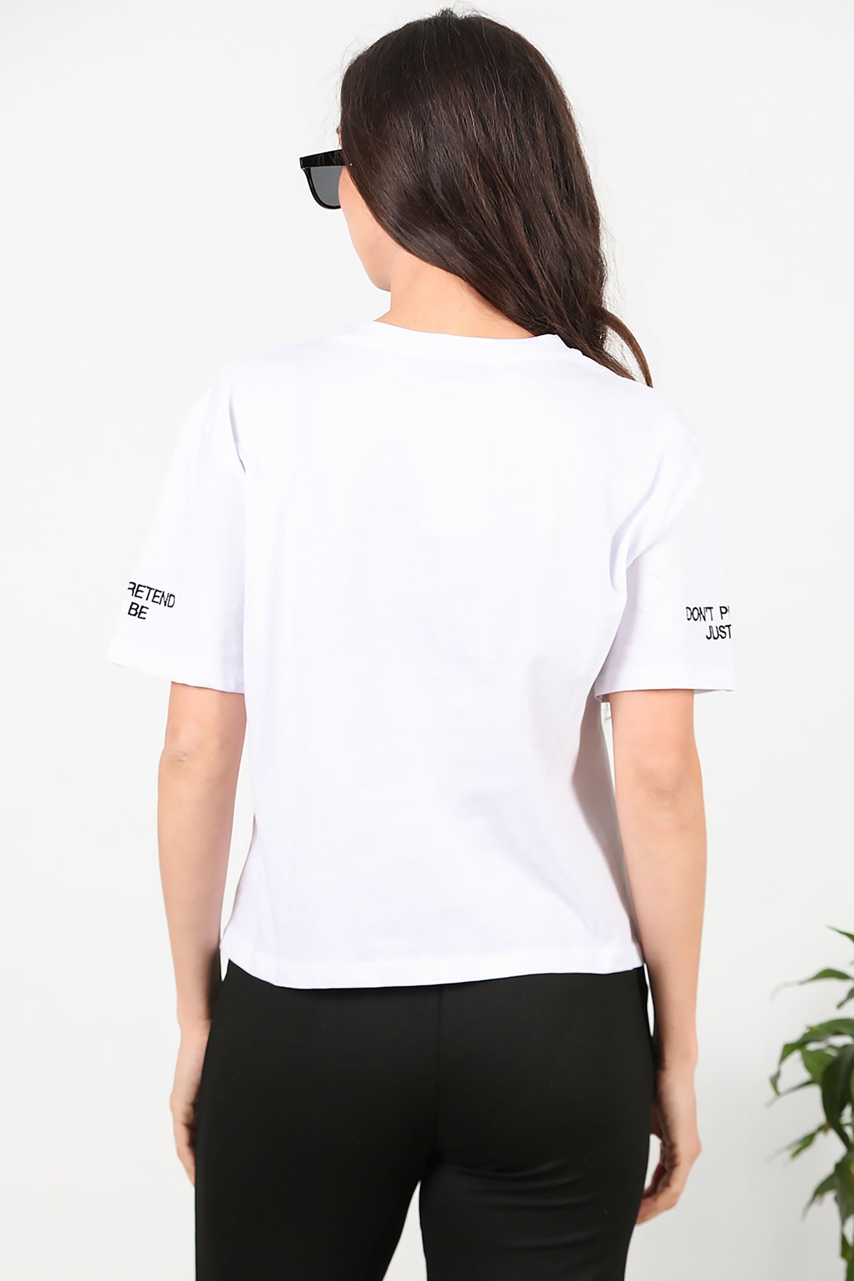 Kadın Kolları Yazı Nakışlı T-shirt Beyaz