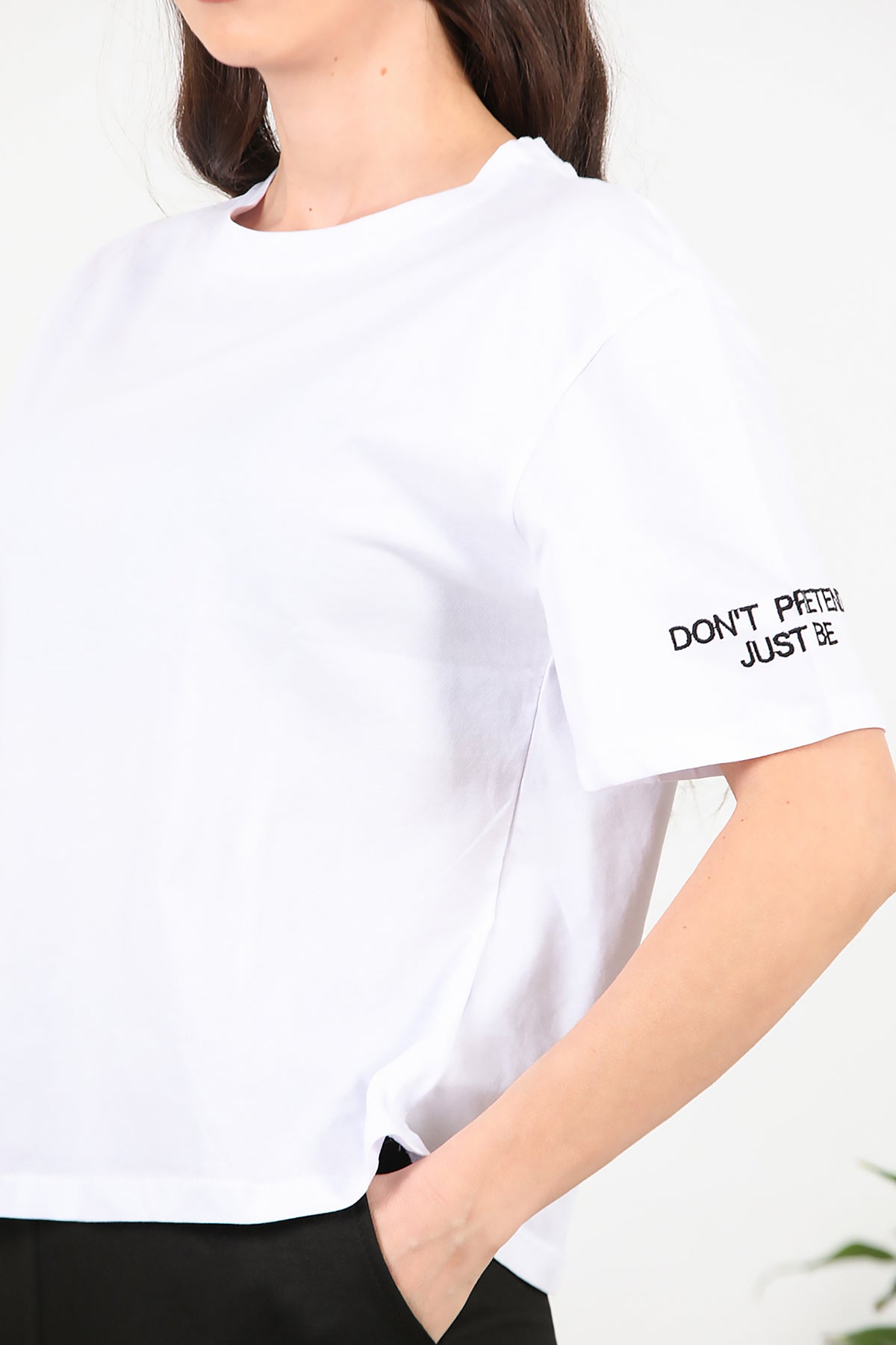 Kadın Kolları Yazı Nakışlı T-shirt Beyaz
