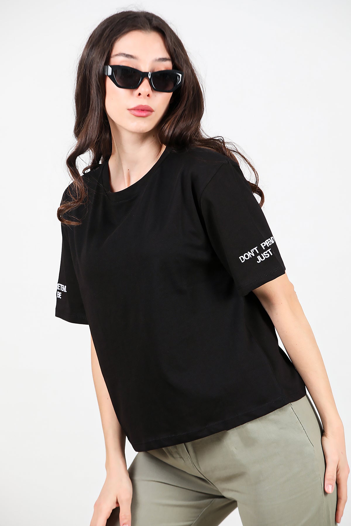 Kadın Kolları Yazı Nakışlı T-shirt Siyah