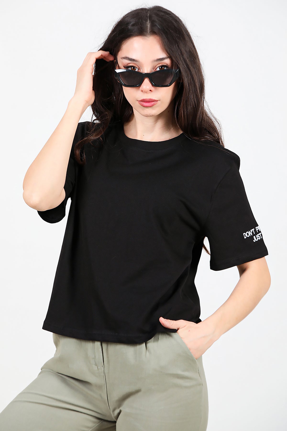 Kadın Kolları Yazı Nakışlı T-shirt Siyah