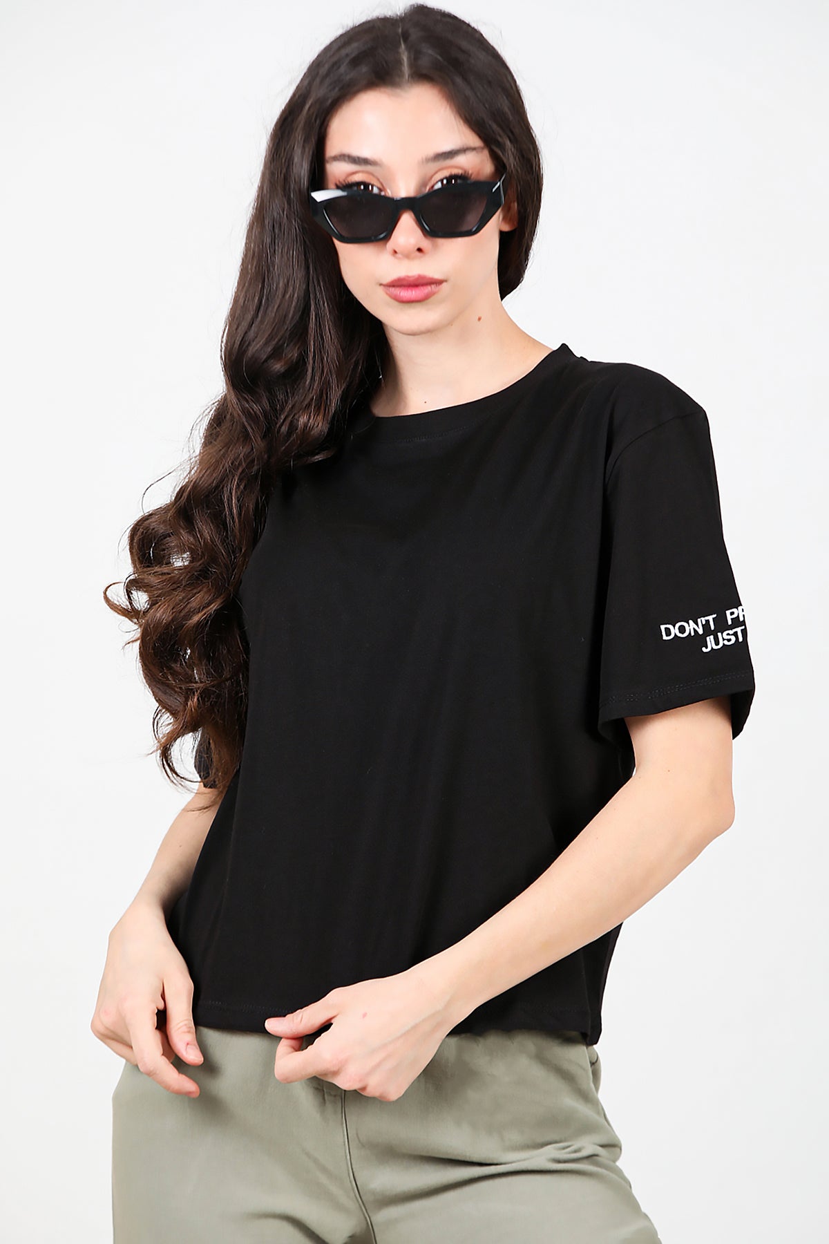 Kadın Kolları Yazı Nakışlı T-shirt Siyah