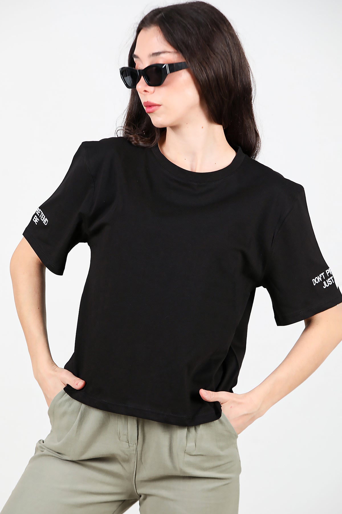 Kadın Kolları Yazı Nakışlı T-shirt Siyah