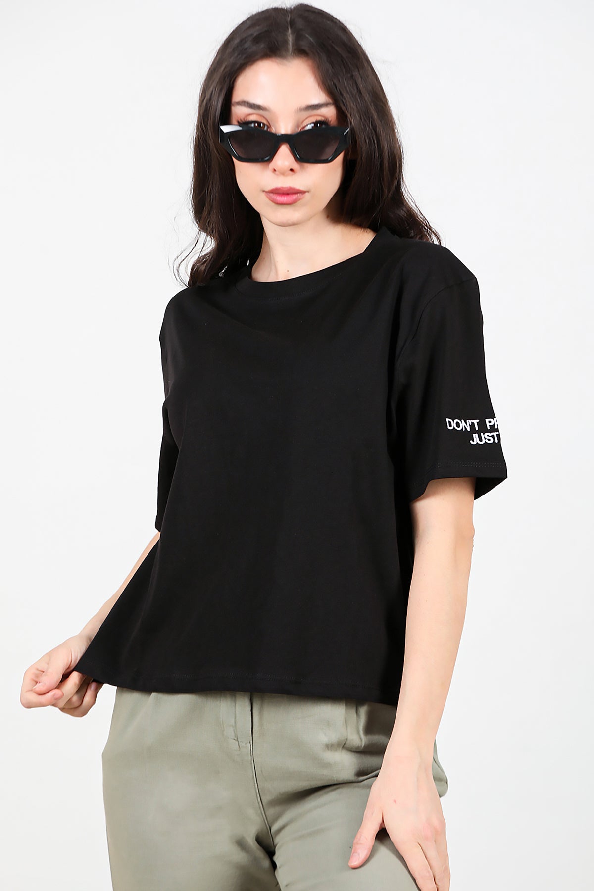 Kadın Kolları Yazı Nakışlı T-shirt Siyah