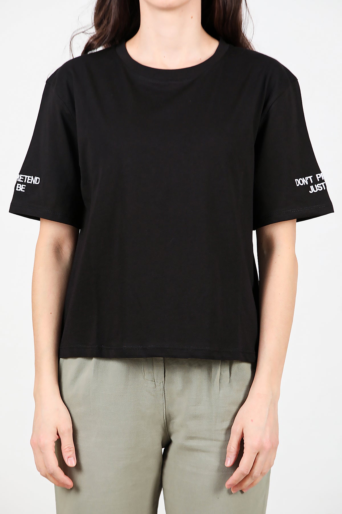Kadın Kolları Yazı Nakışlı T-shirt Siyah
