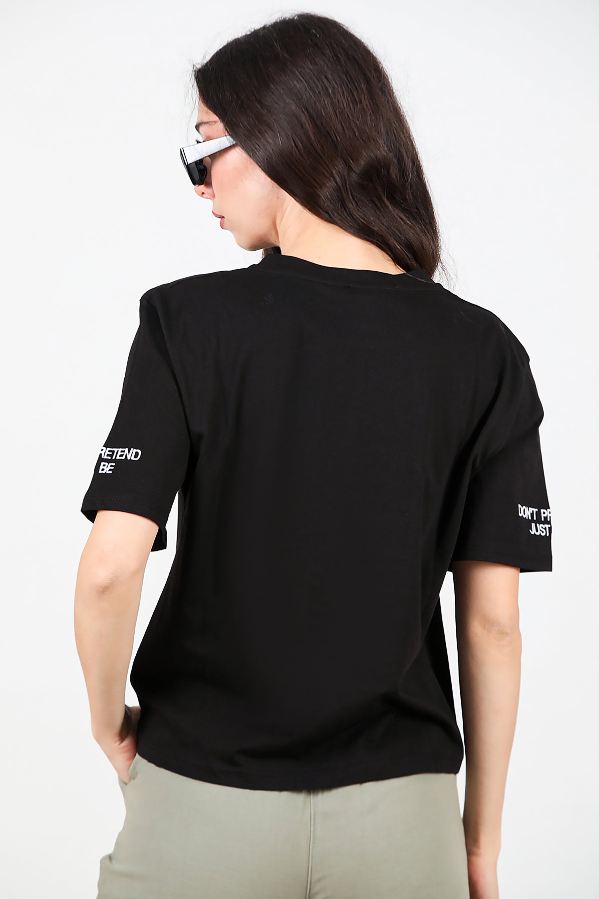 Kadın Kolları Yazı Nakışlı T-shirt Siyah