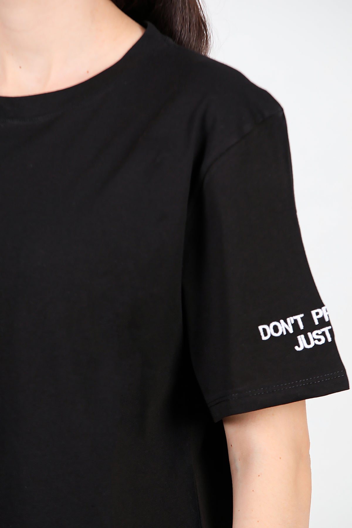 Kadın Kolları Yazı Nakışlı T-shirt Siyah
