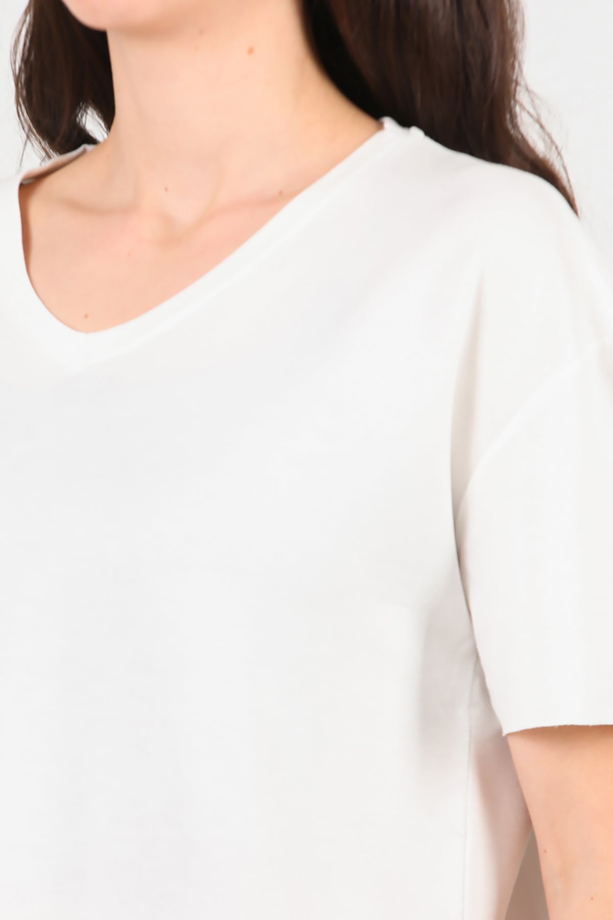 Kadın Eteği Oval V Yaka T-Shirt Ekru