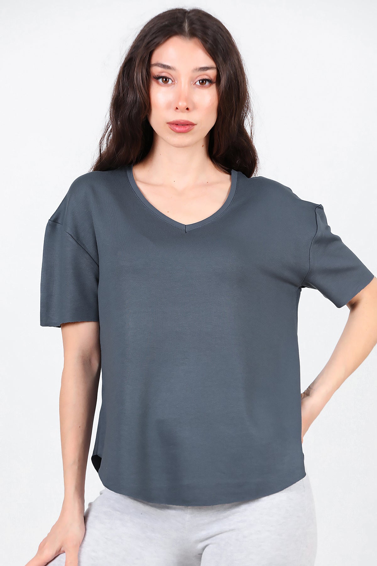 Kadın Eteği Oval V Yaka T-Shirt Füme