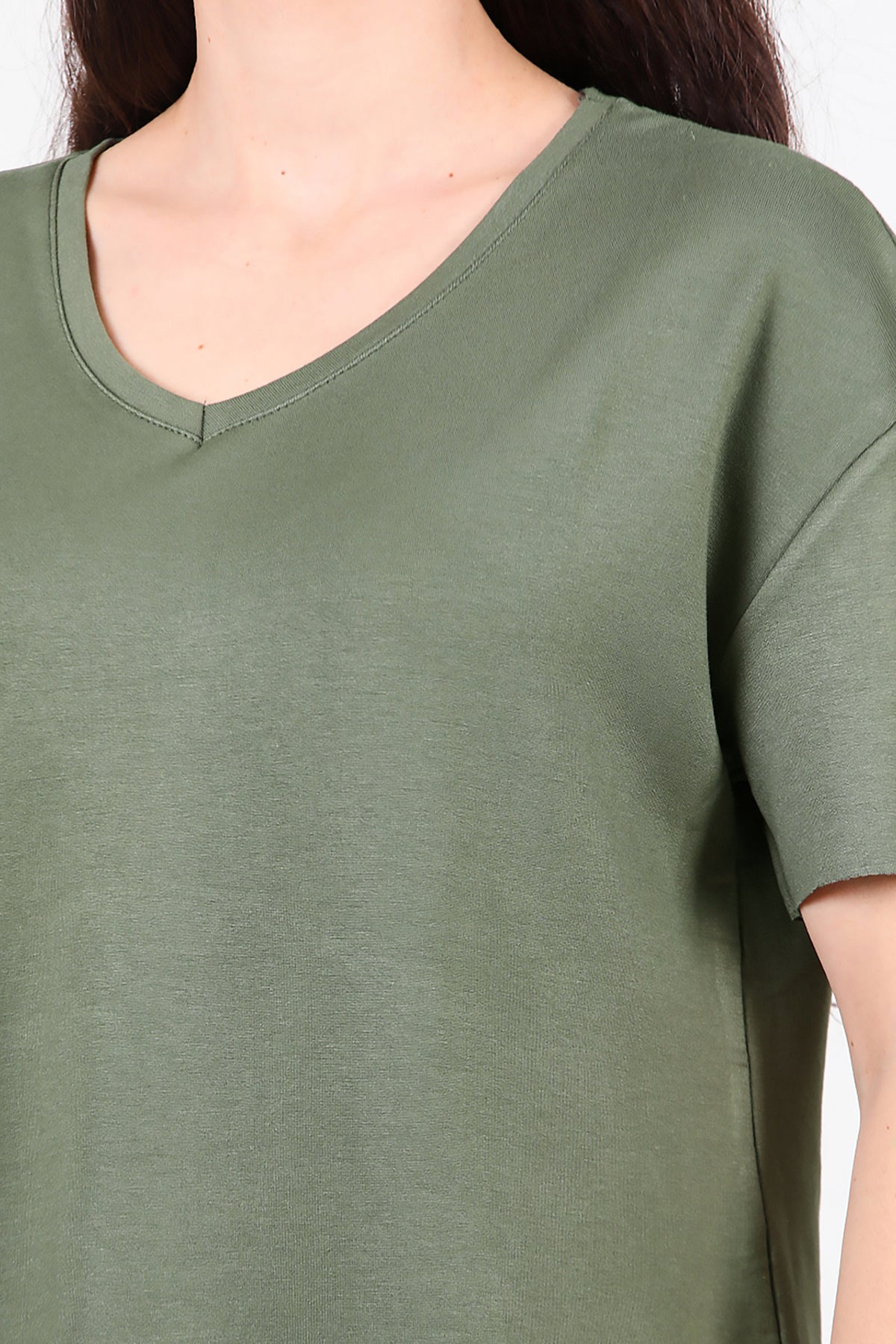 Kadın Eteği Oval V Yaka T-Shirt Haki