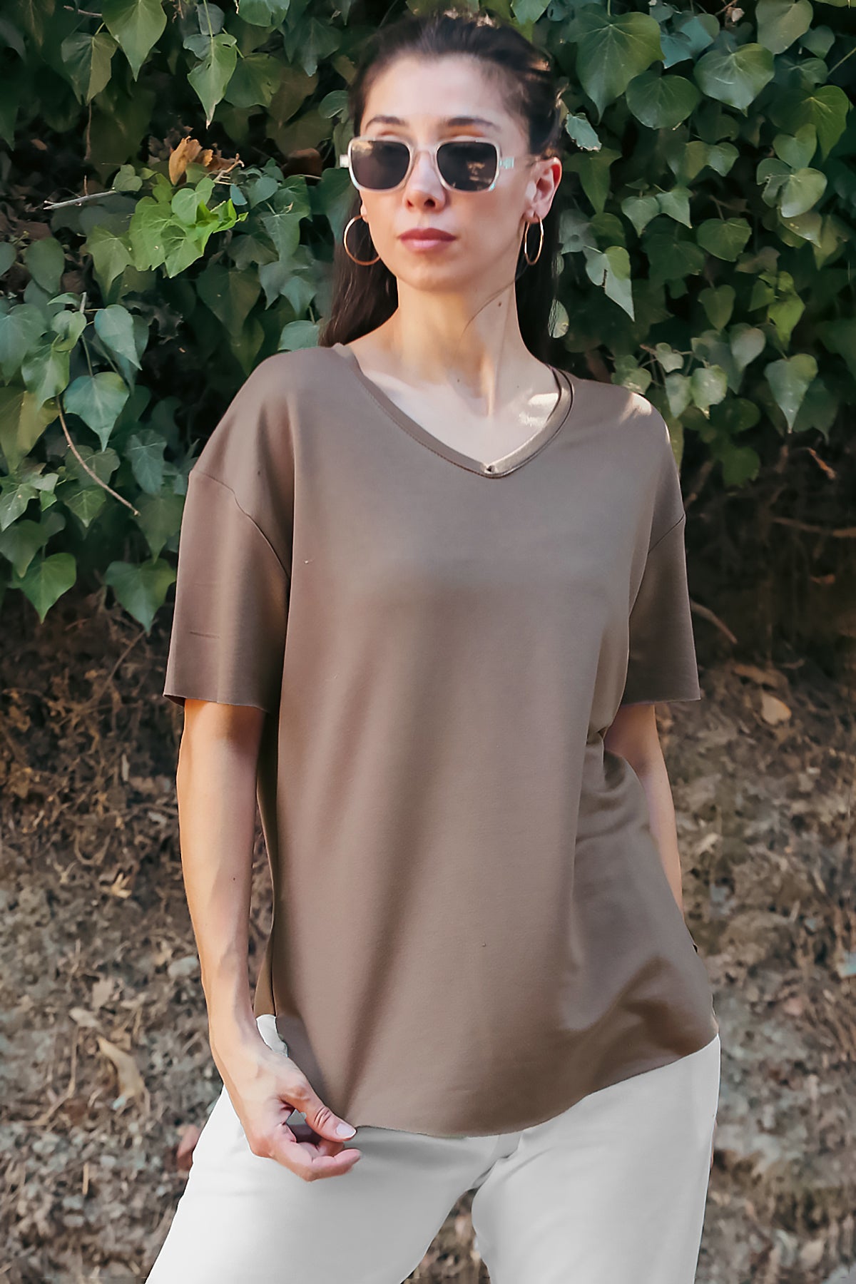 Kadın Eteği Oval V Yaka T-Shirt Kahverengi