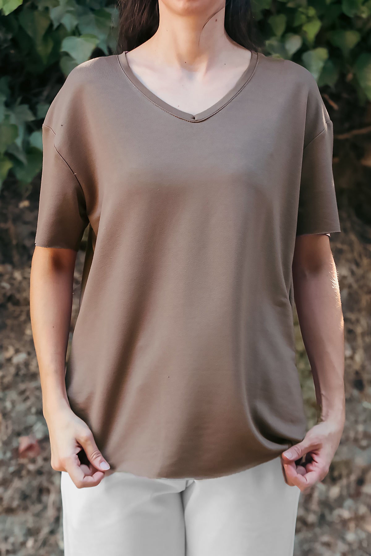 Kadın Eteği Oval V Yaka T-Shirt Kahverengi