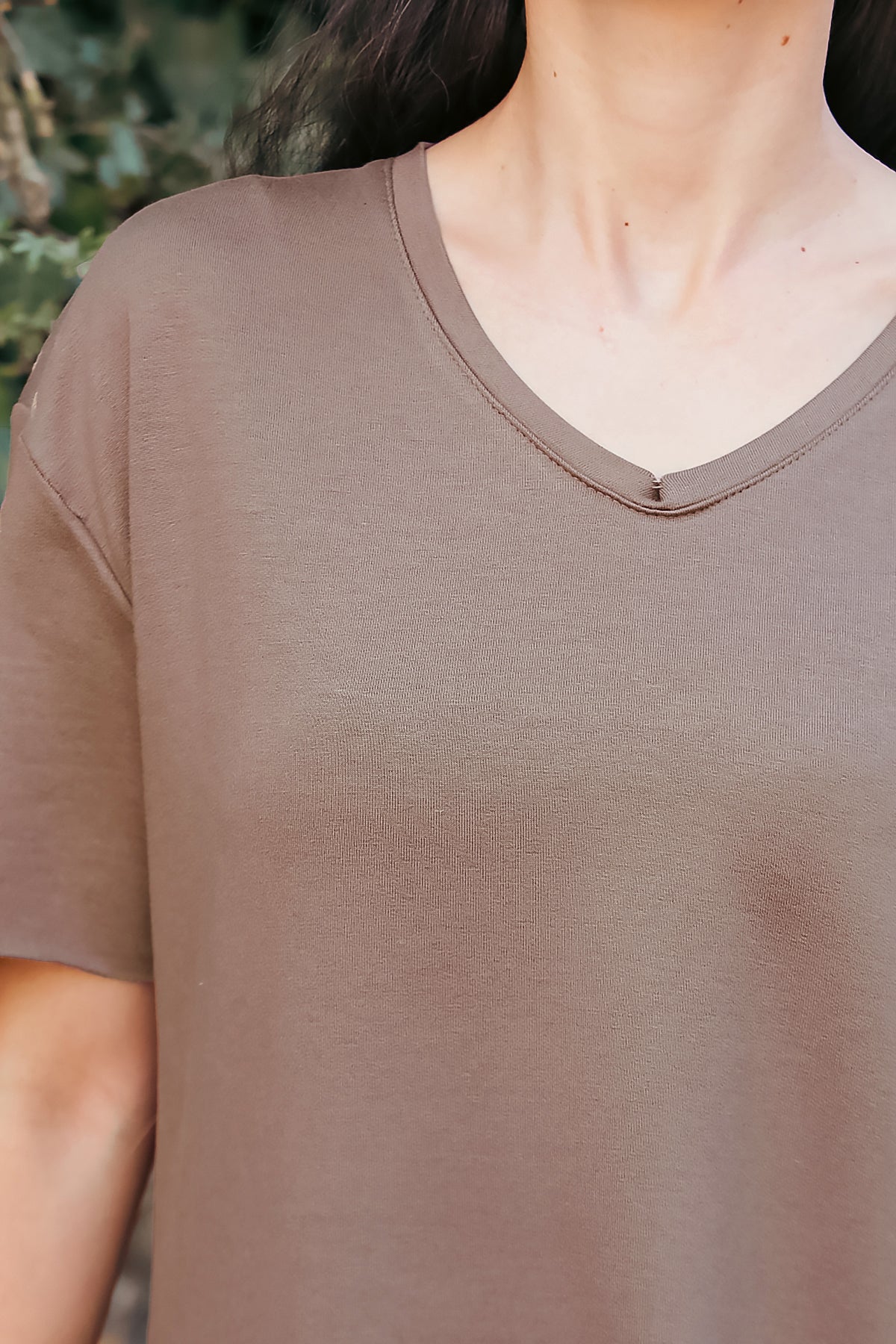Kadın Eteği Oval V Yaka T-Shirt Kahverengi
