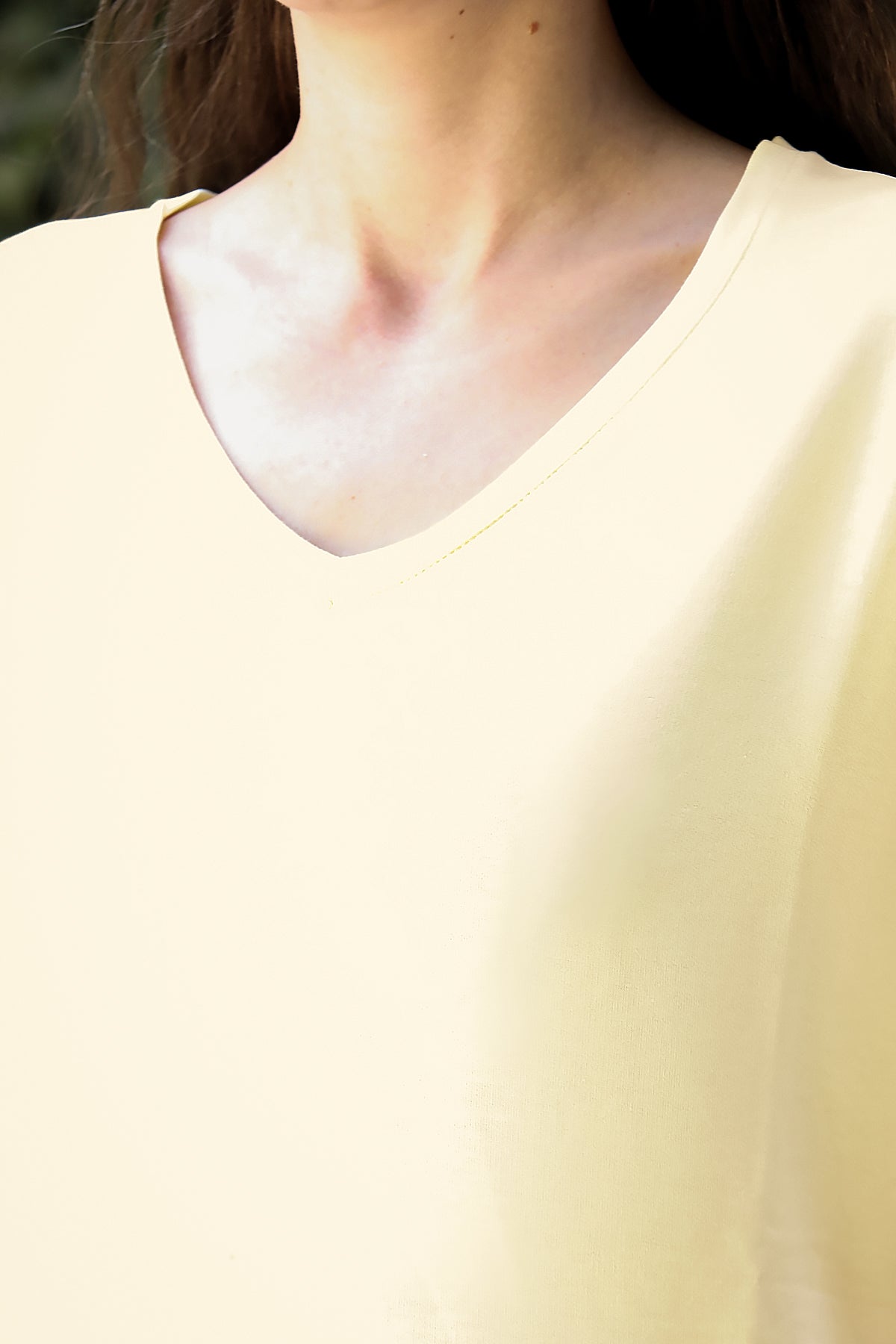 Kadın Eteği Oval V Yaka T-Shirt Sarı