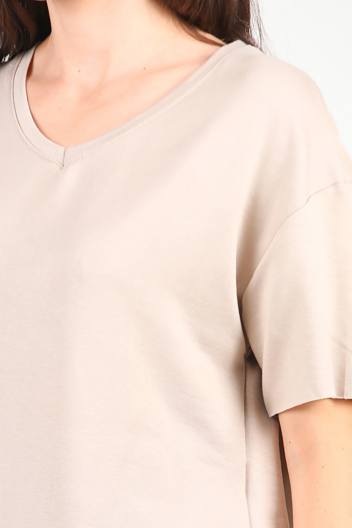 Kadın Eteği Oval V Yaka T-Shirt Vizon