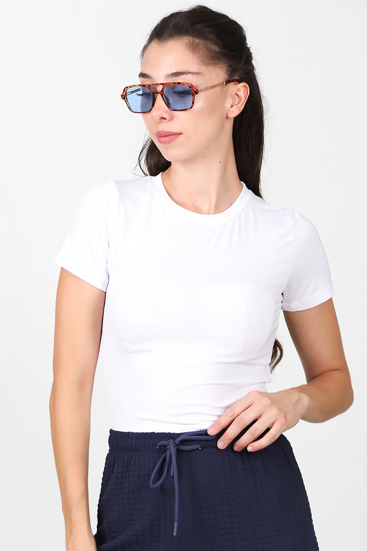 Kadın Bisiklet Yaka Crop T-Shirt Beyaz