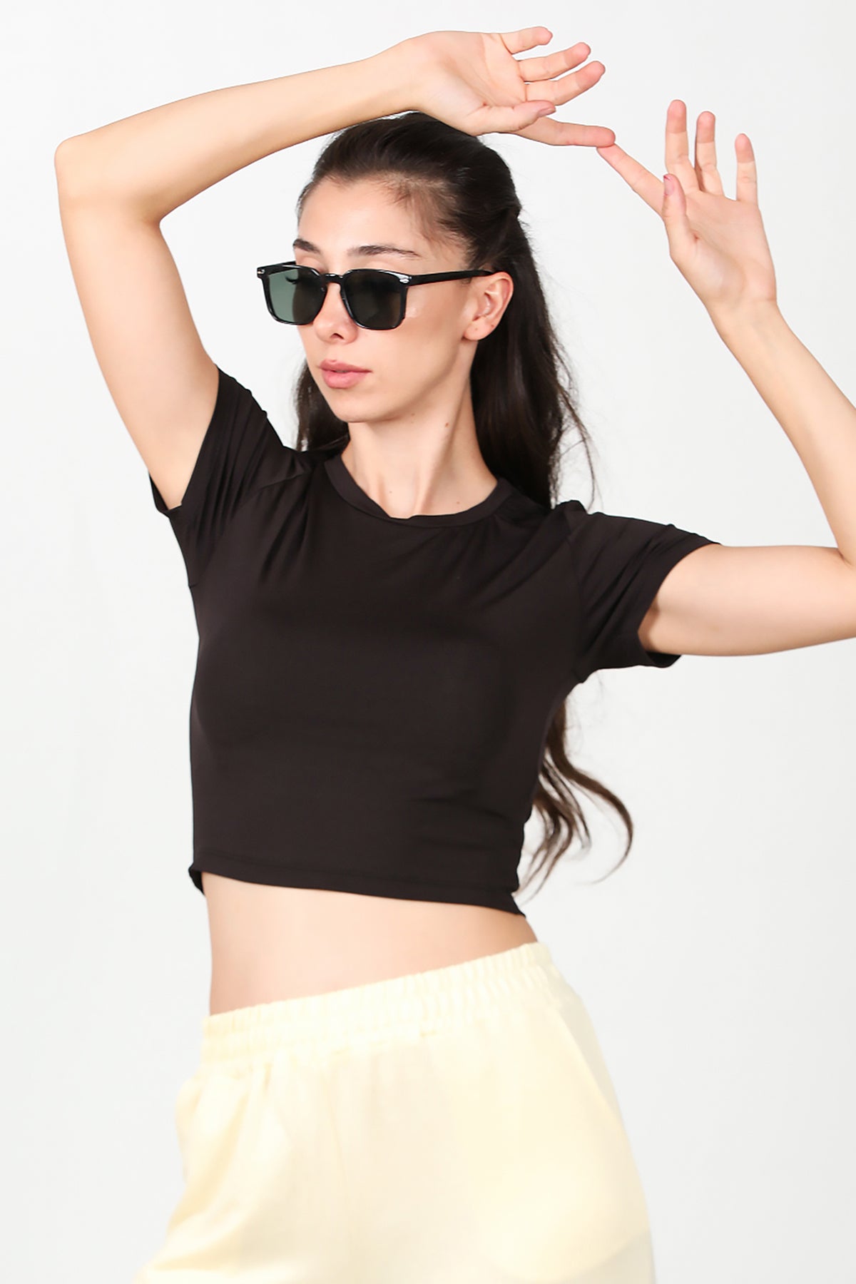 Kadın Bisiklet Yaka Crop T-Shirt Siyah