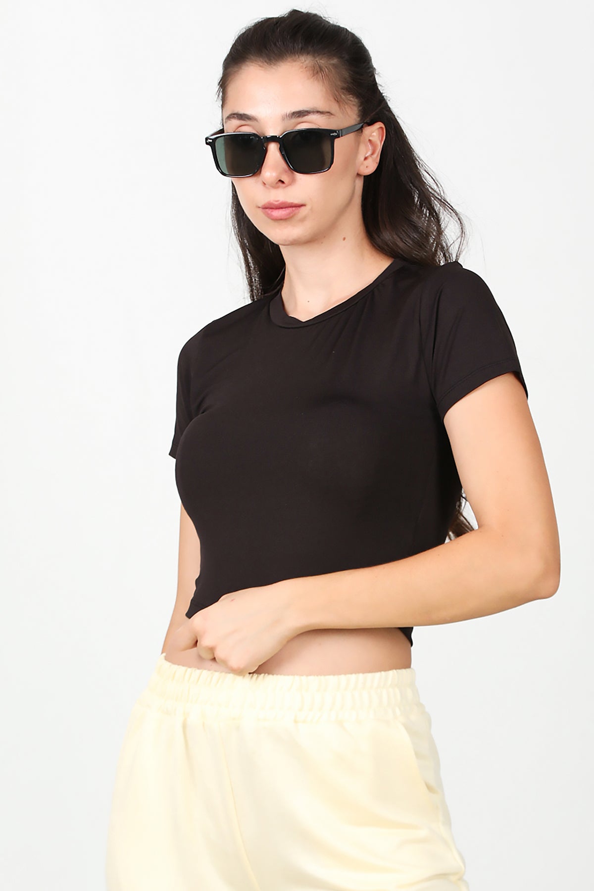 Kadın Bisiklet Yaka Crop T-Shirt Siyah