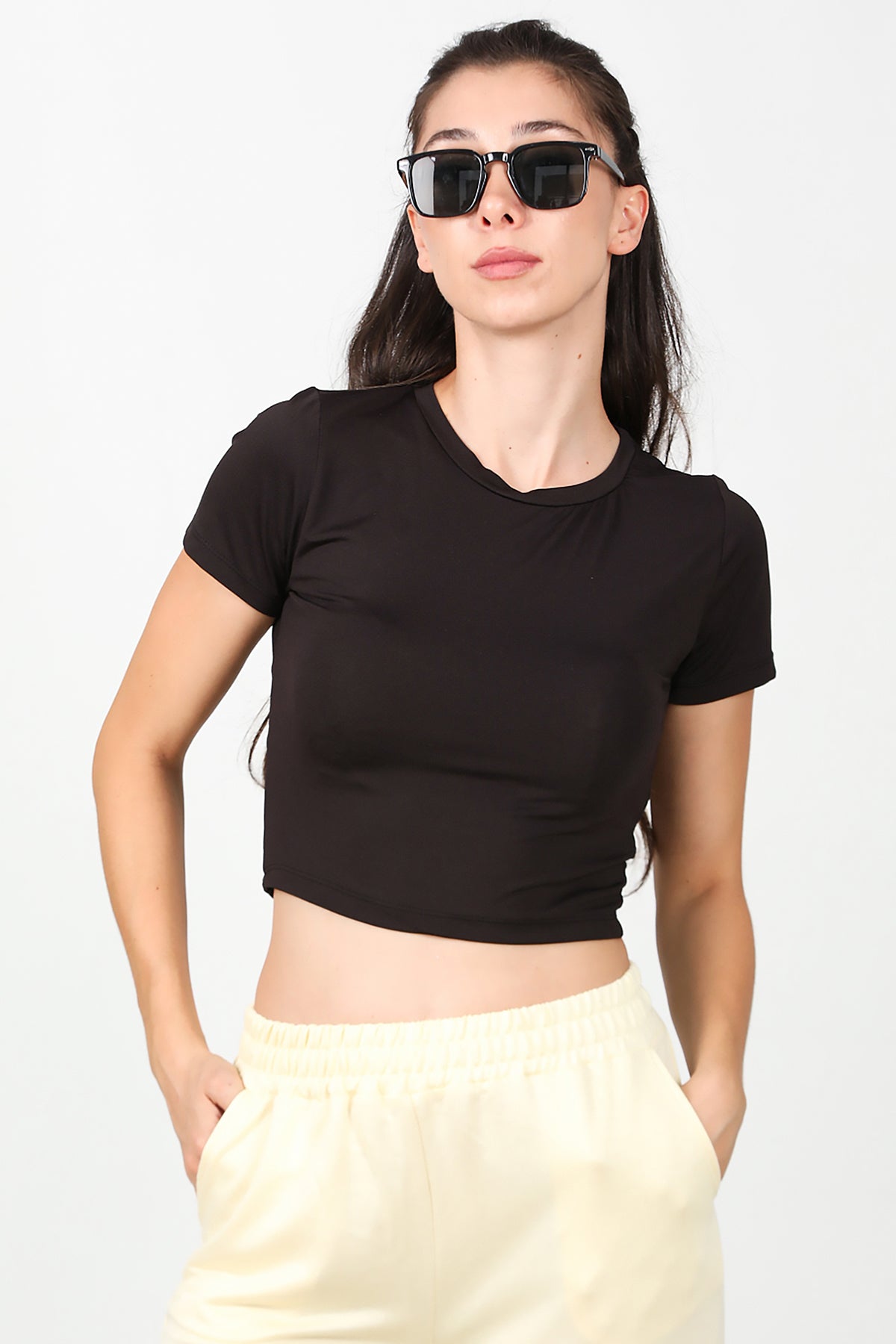 Kadın Bisiklet Yaka Crop T-Shirt Siyah