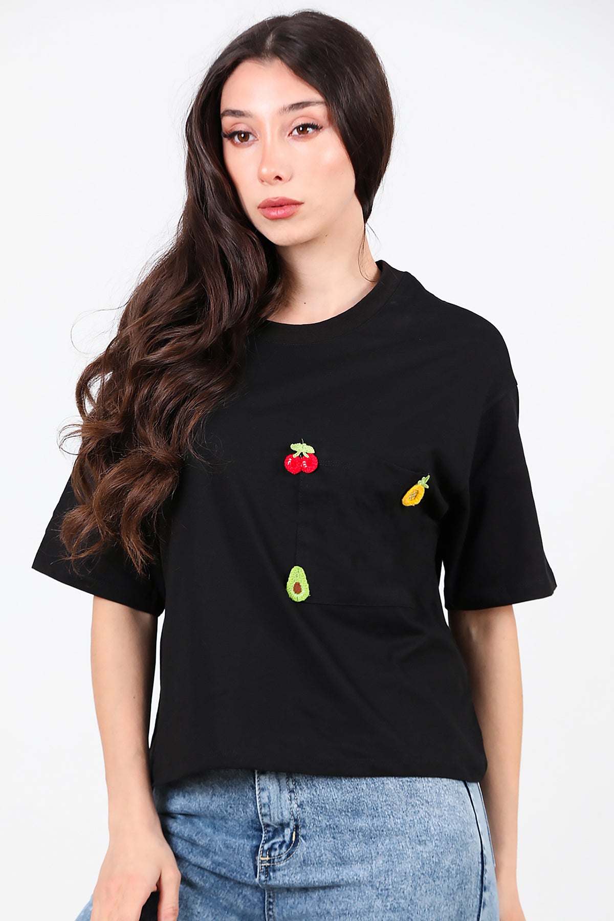 Kadın Kiraz Nakışlı T-Shirt Siyah