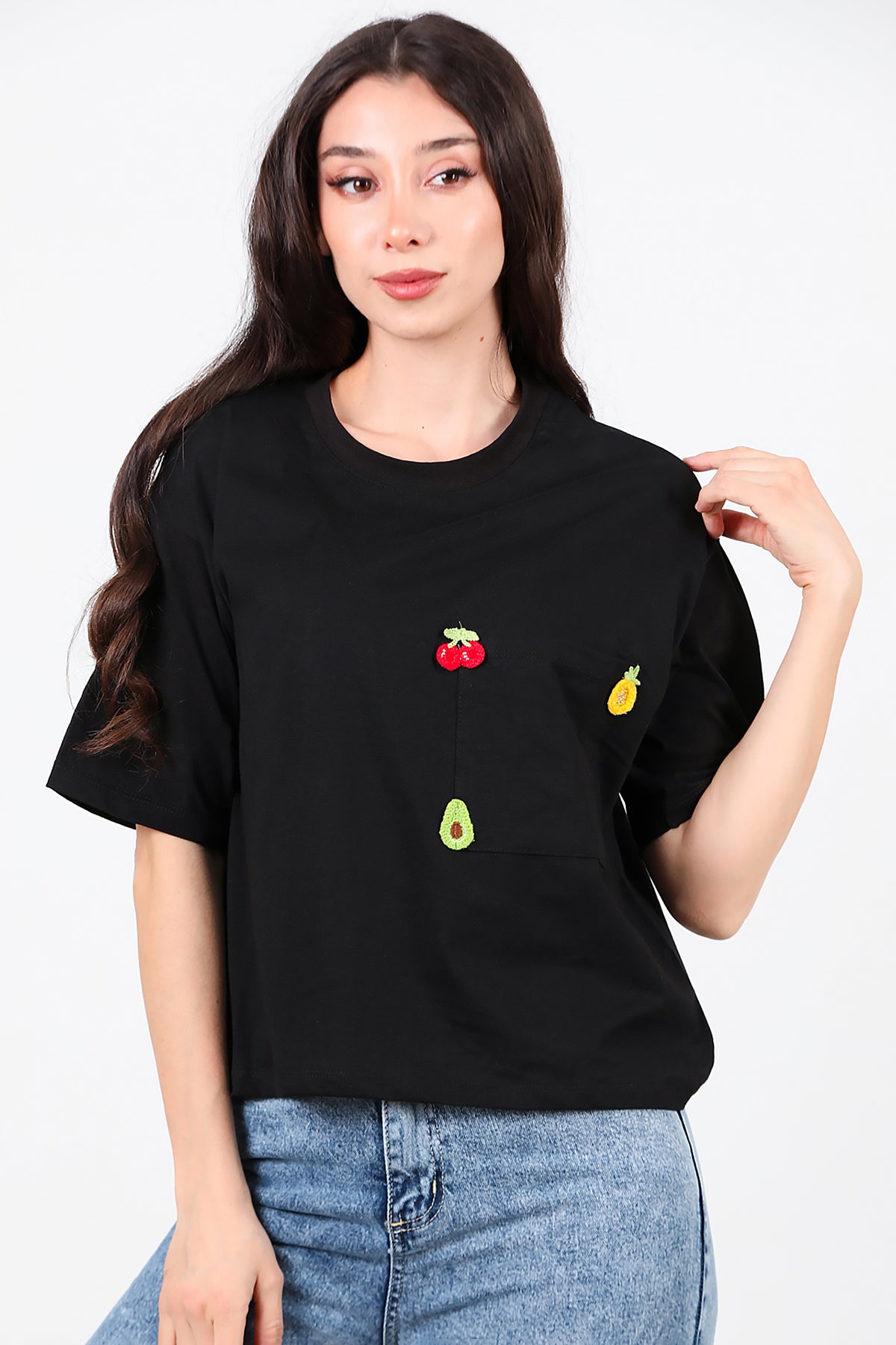 Kadın Kiraz Nakışlı T-Shirt Siyah