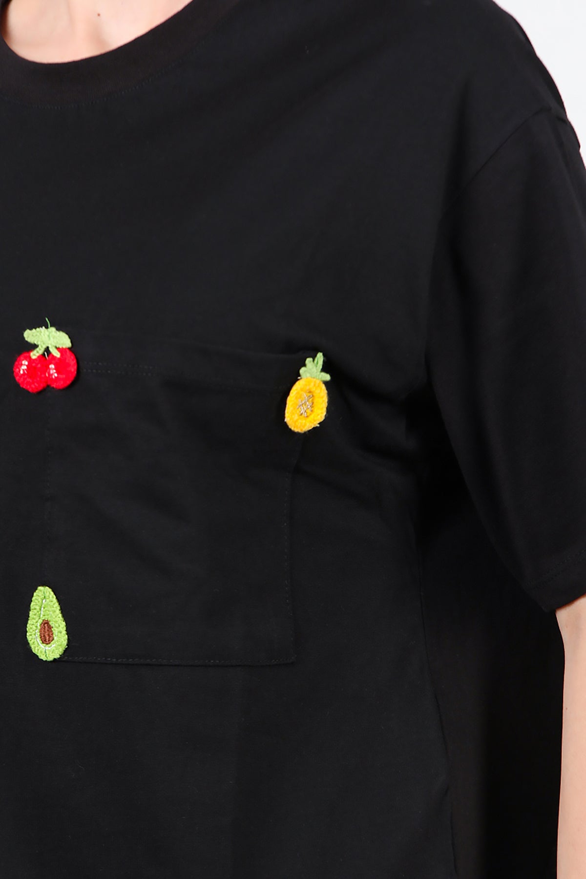Kadın Kiraz Nakışlı T-Shirt Siyah