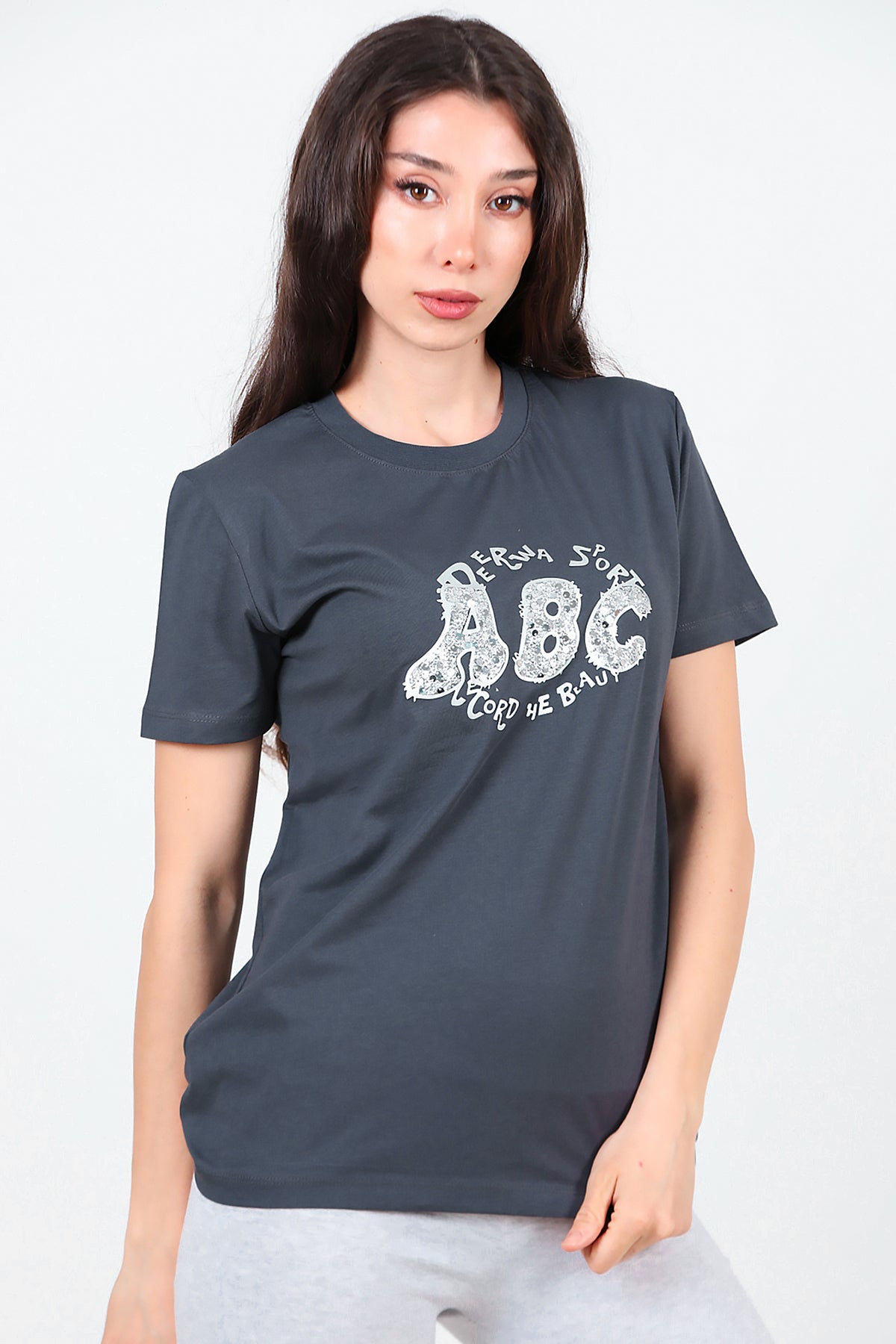 Kadın Bisiklet Yaka Pul İşlemeli T-Shirt Füme
