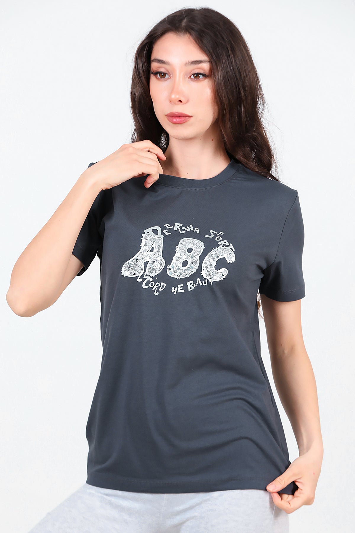 Kadın Bisiklet Yaka Pul İşlemeli T-Shirt Füme