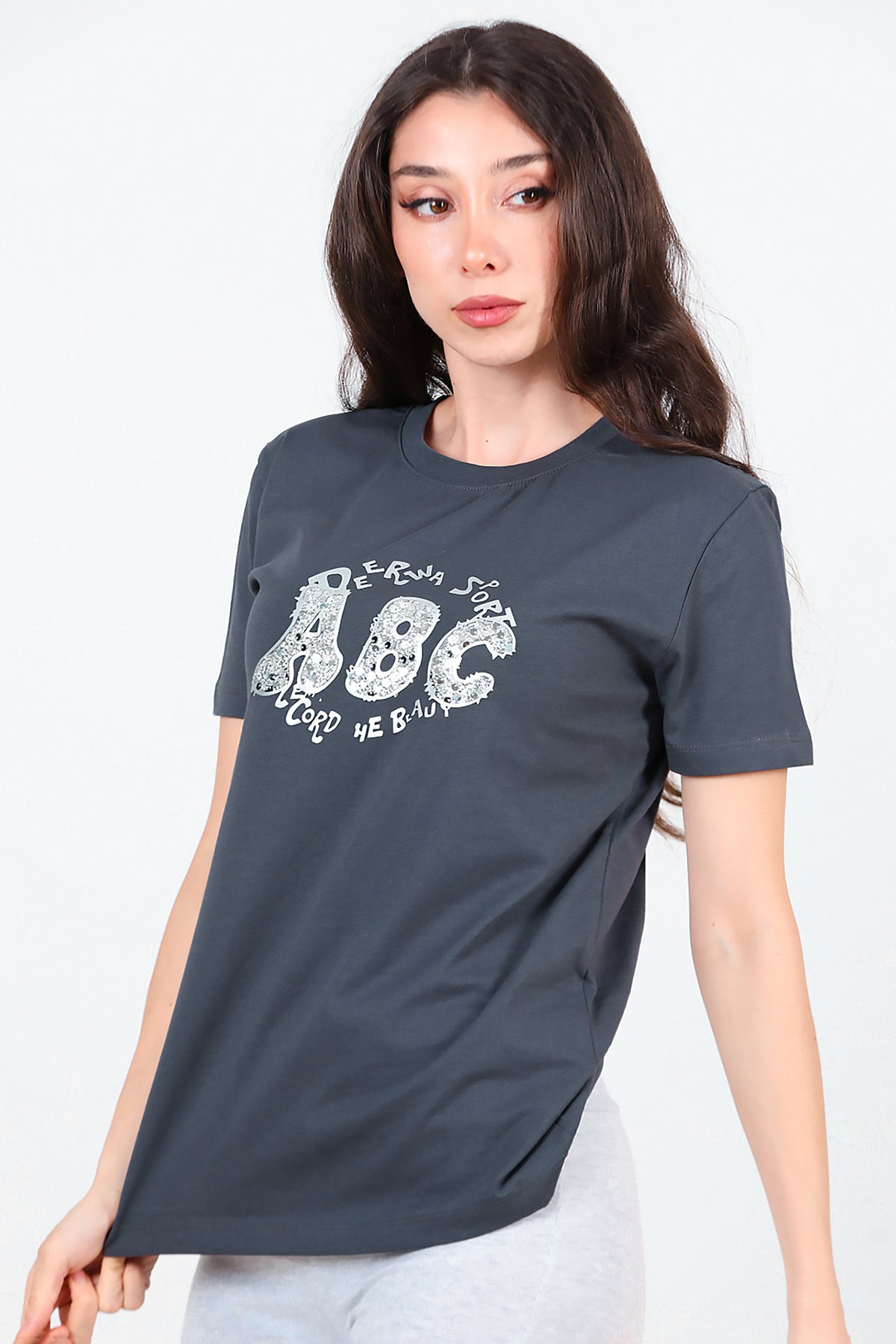 Kadın Bisiklet Yaka Pul İşlemeli T-Shirt Füme