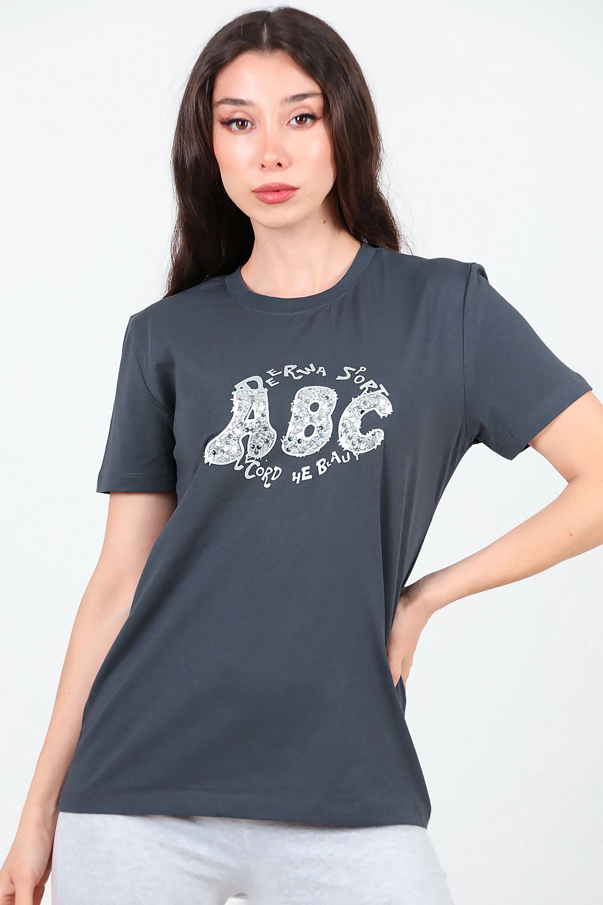 Kadın Bisiklet Yaka Pul İşlemeli T-Shirt Füme