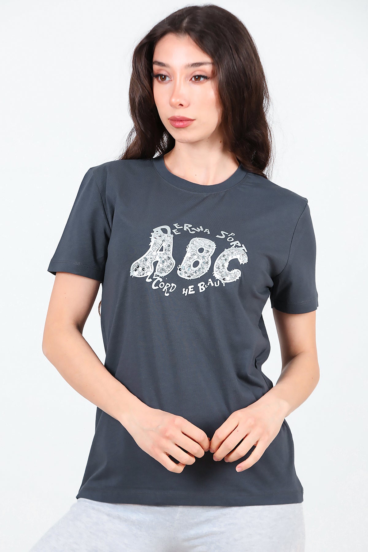 Kadın Bisiklet Yaka Pul İşlemeli T-Shirt Füme