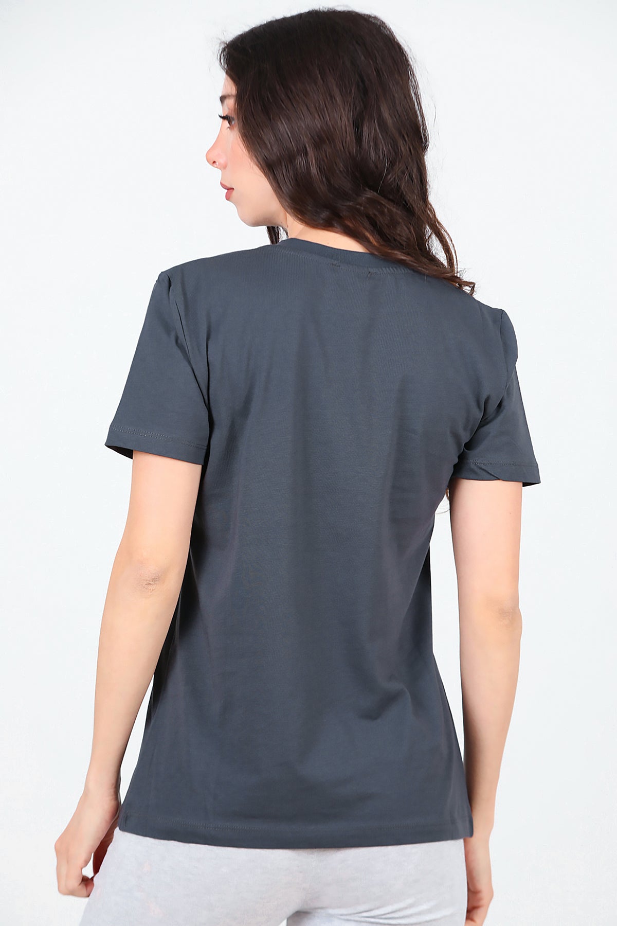 Kadın Bisiklet Yaka Pul İşlemeli T-Shirt Füme
