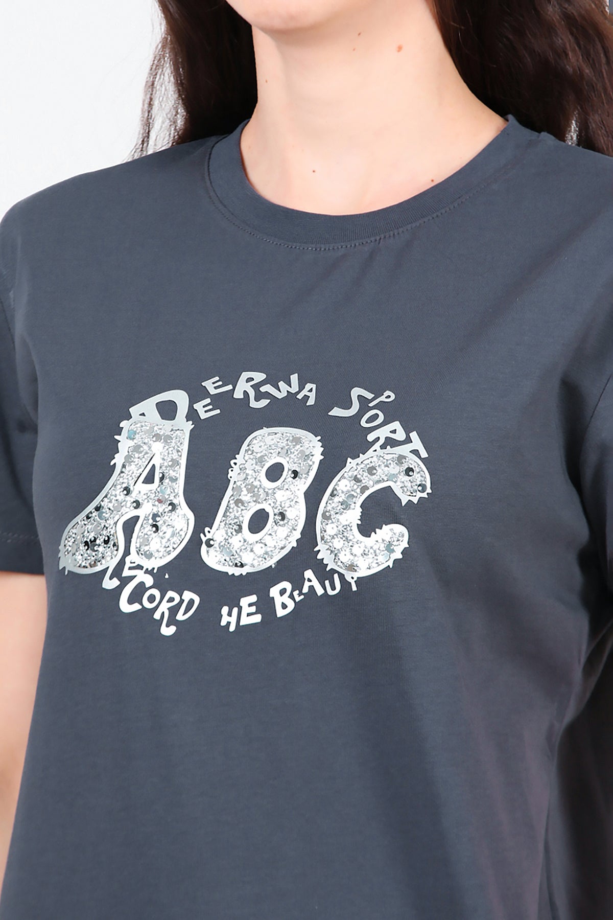 Kadın Bisiklet Yaka Pul İşlemeli T-Shirt Füme