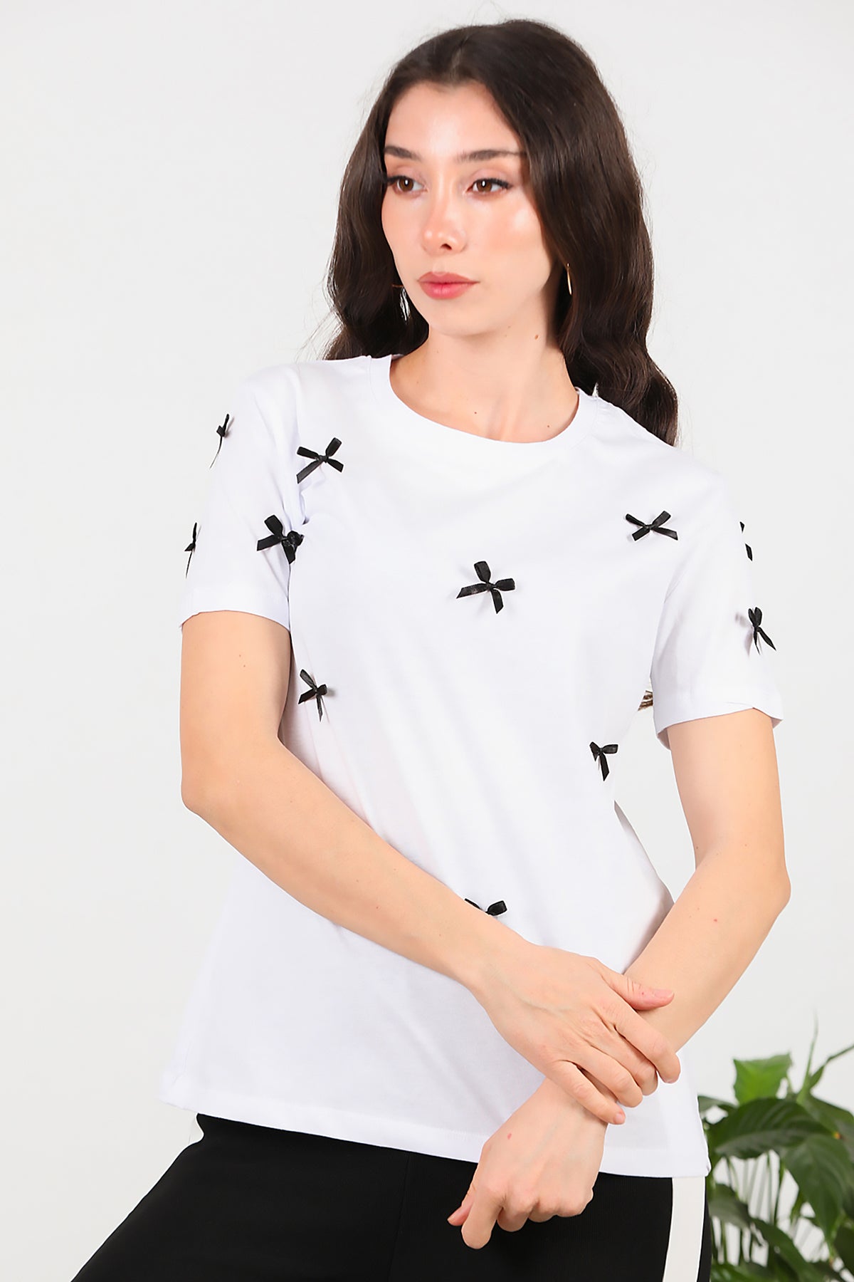 Kadın Bisiklet Yaka Fiyonklu T-Shirt Beyaz