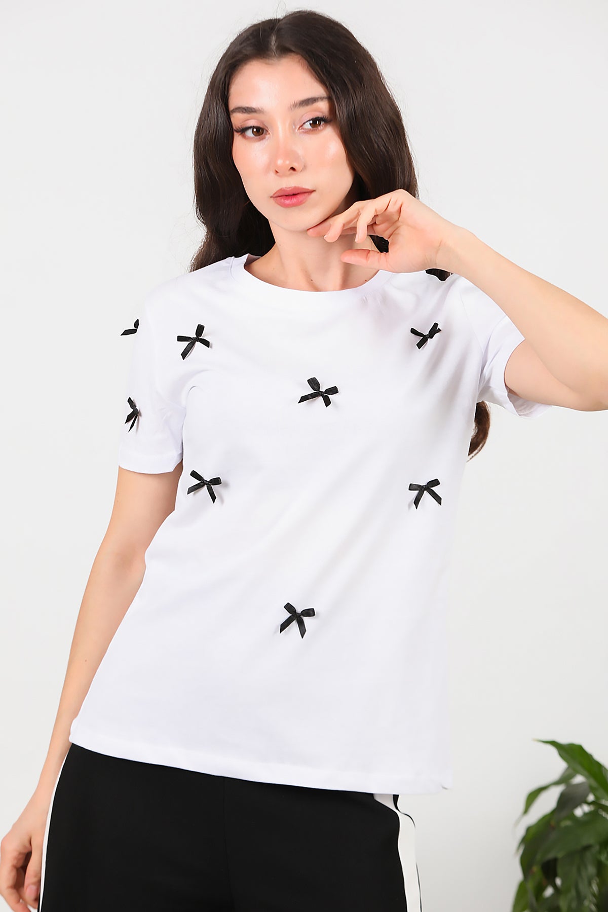 Kadın Bisiklet Yaka Fiyonklu T-Shirt Beyaz