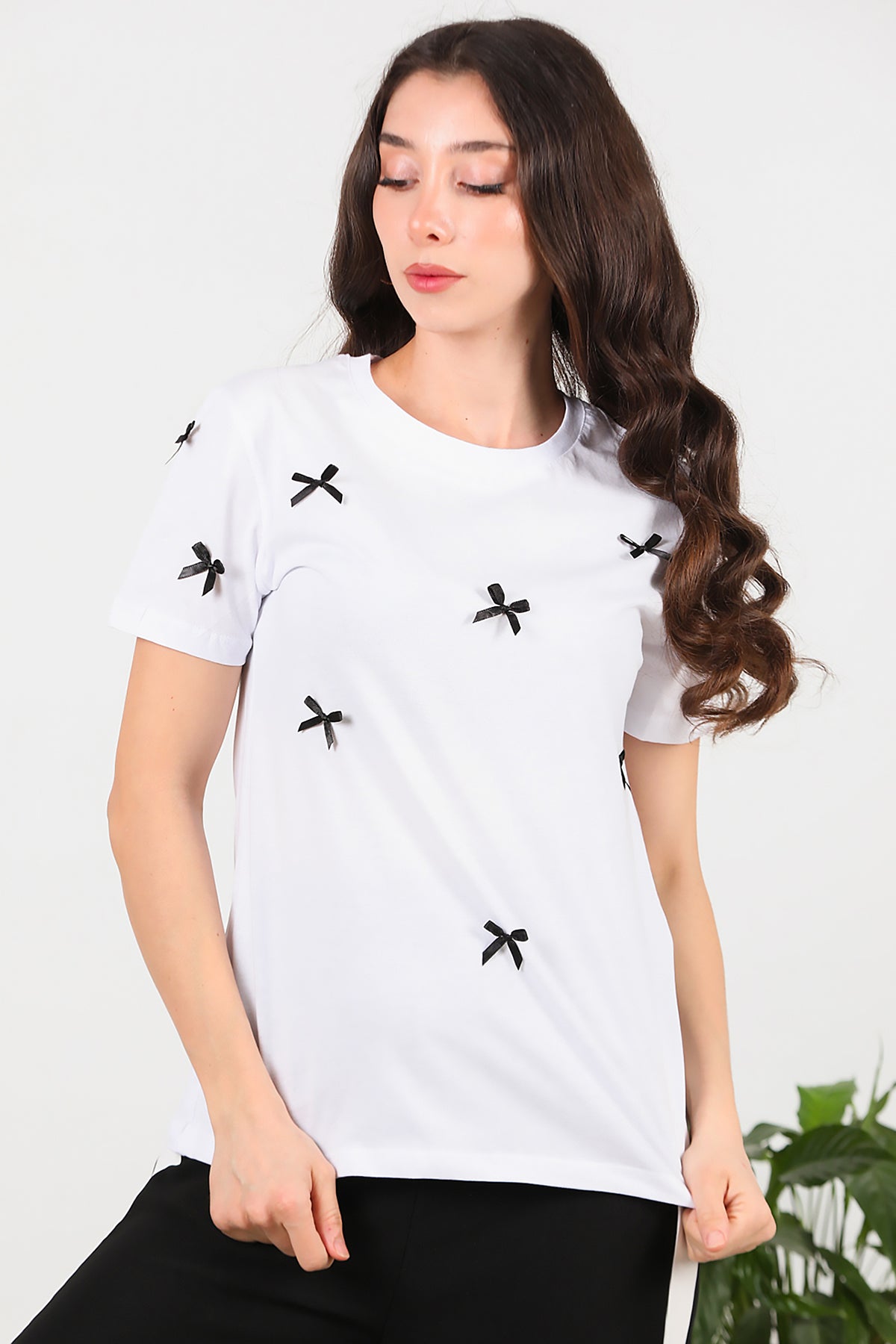 Kadın Bisiklet Yaka Fiyonklu T-Shirt Beyaz