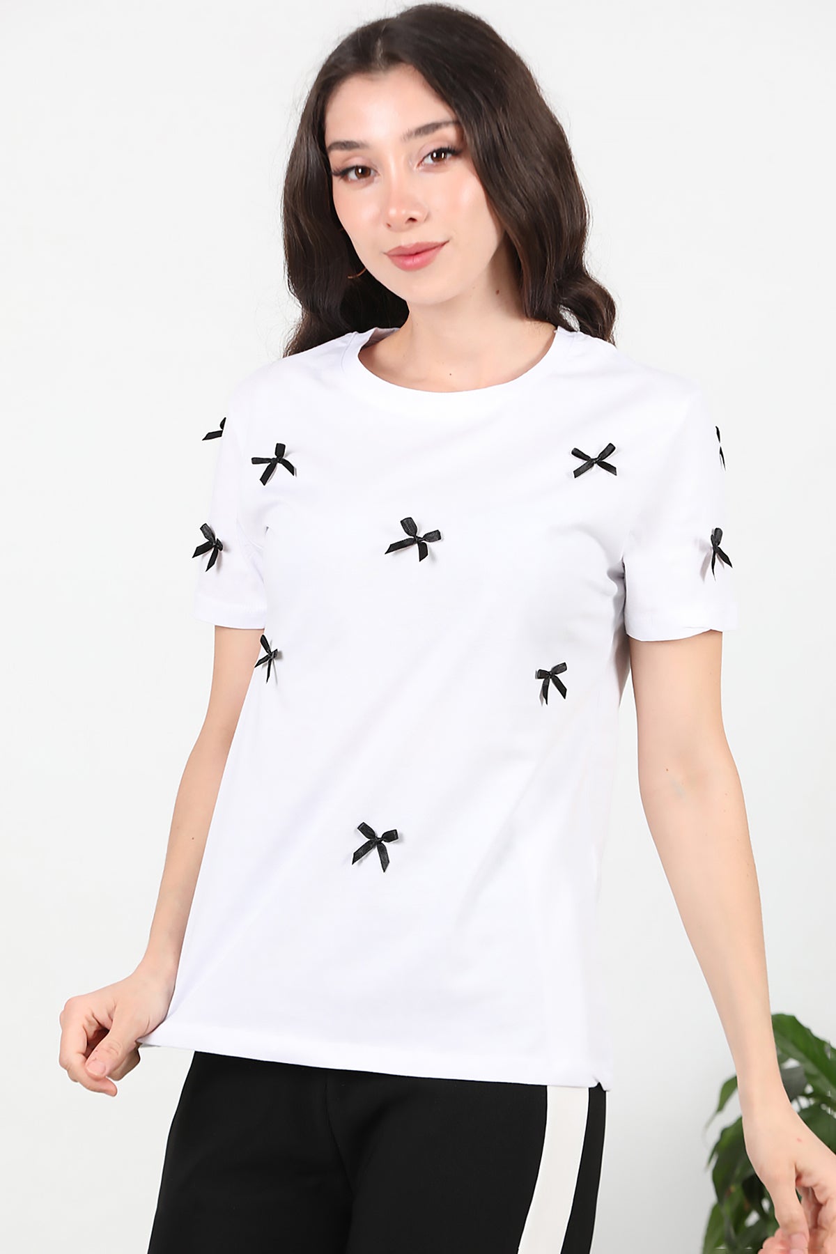 Kadın Bisiklet Yaka Fiyonklu T-Shirt Beyaz