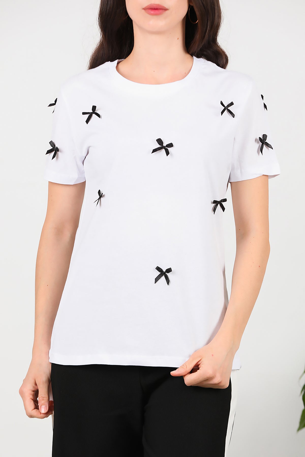Kadın Bisiklet Yaka Fiyonklu T-Shirt Beyaz