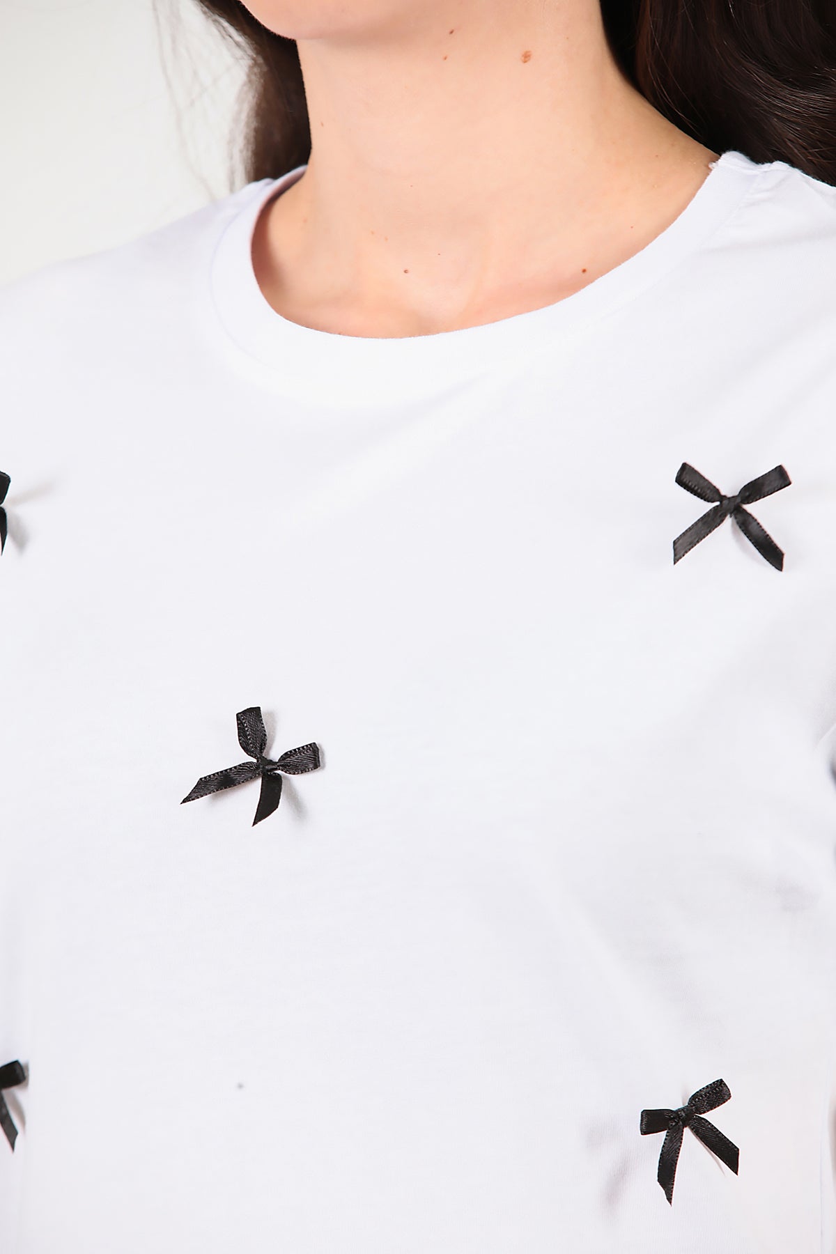 Kadın Bisiklet Yaka Fiyonklu T-Shirt Beyaz