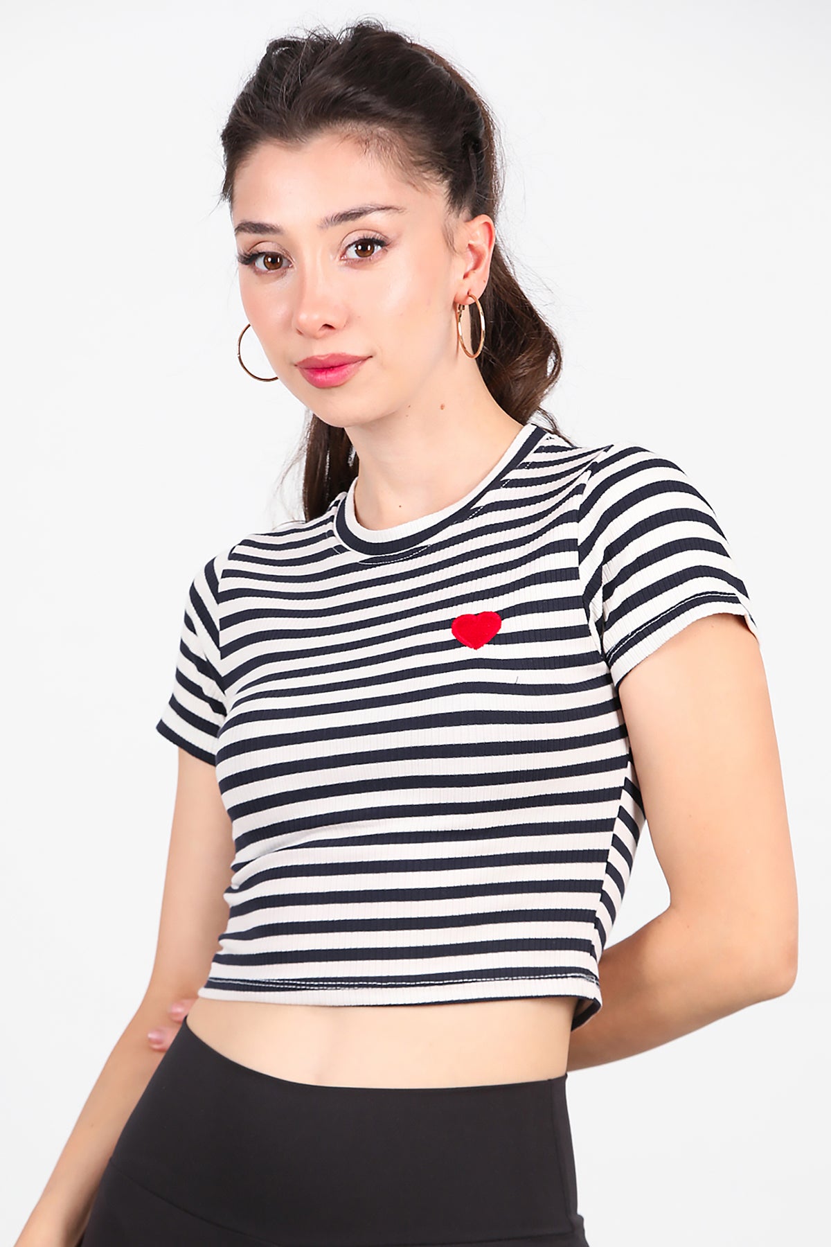 Kadın Çizgili Kalp Nakışlı Crop T-Shirt Siyah