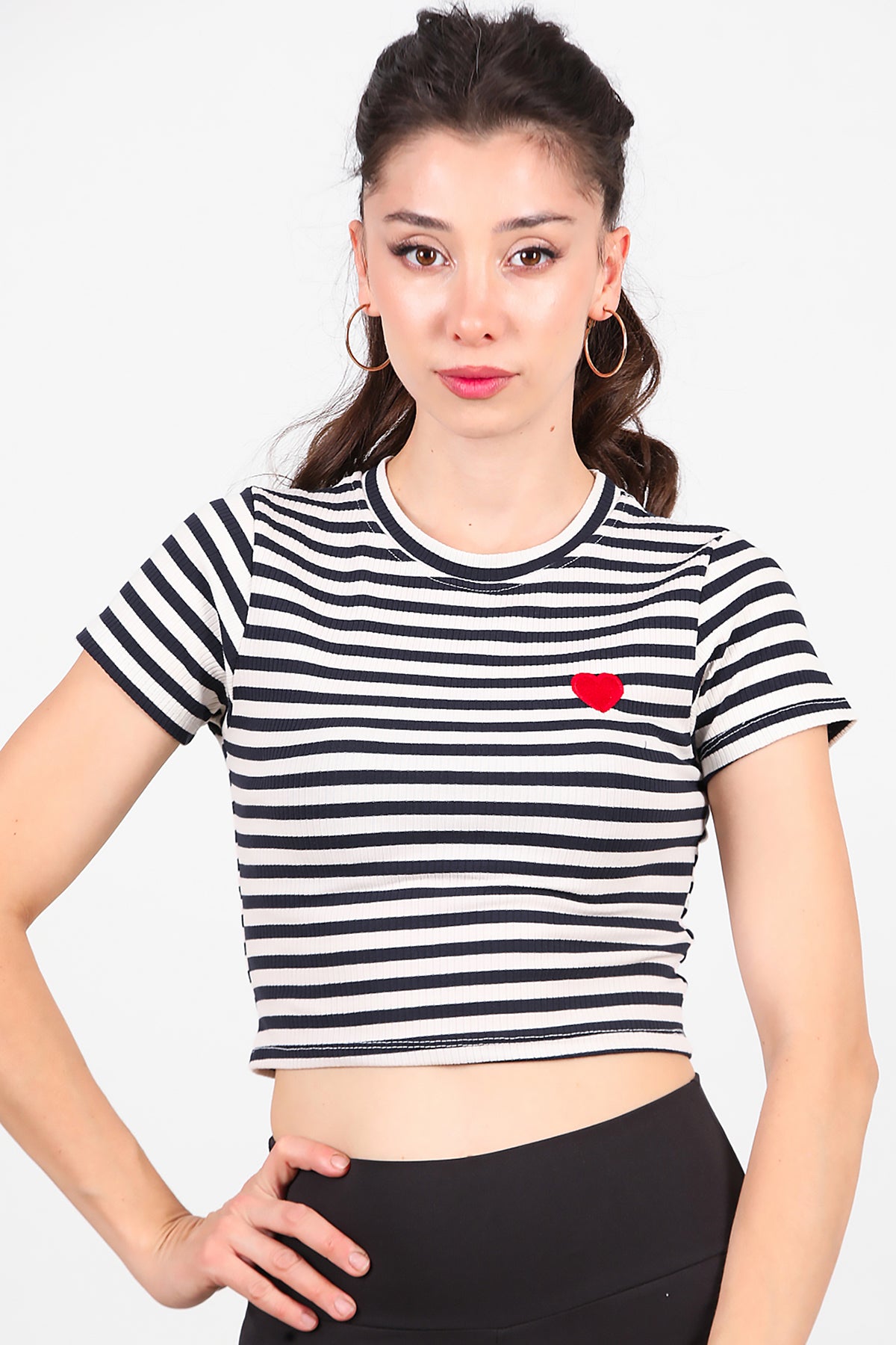 Kadın Çizgili Kalp Nakışlı Crop T-Shirt Siyah