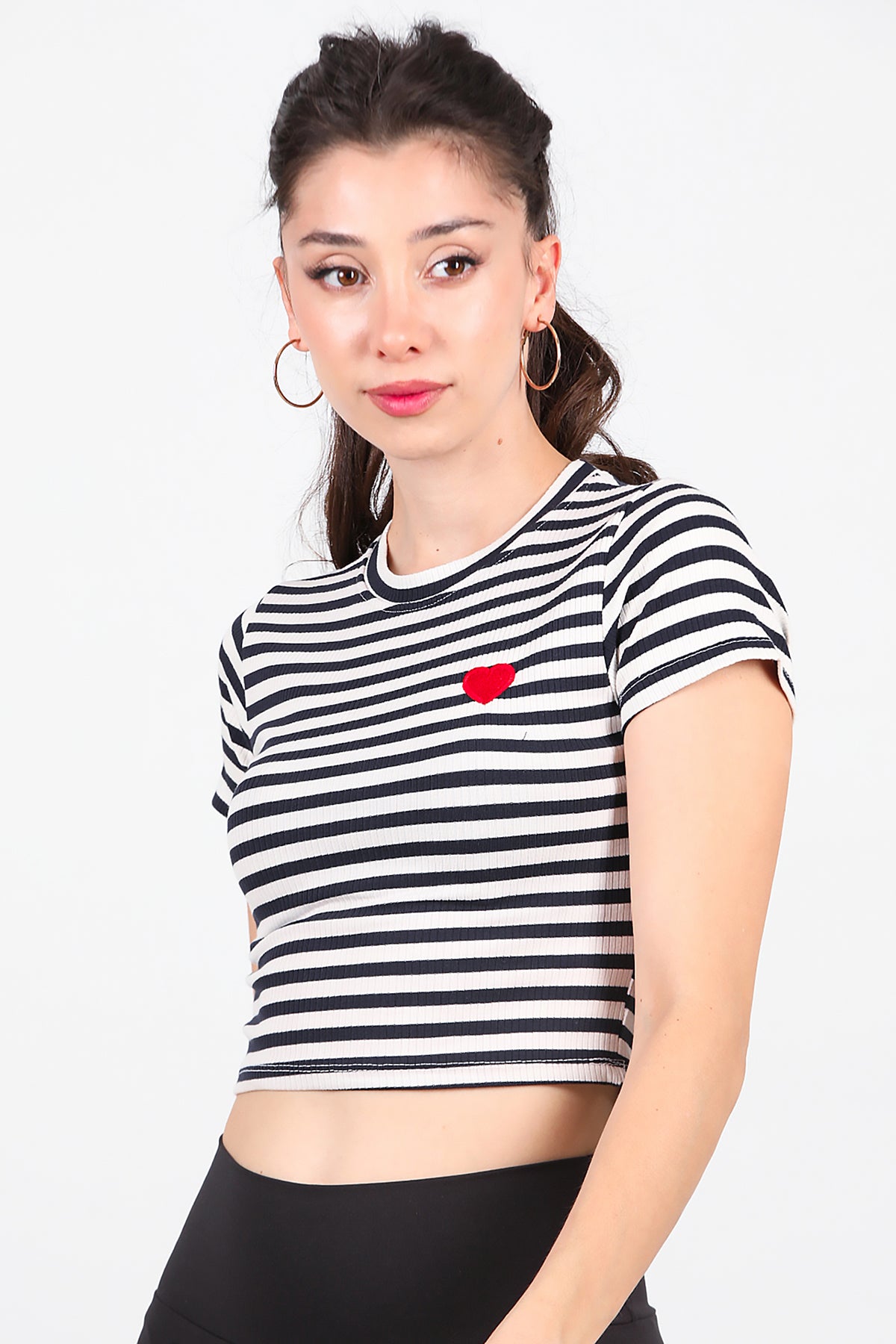 Kadın Çizgili Kalp Nakışlı Crop T-Shirt Siyah